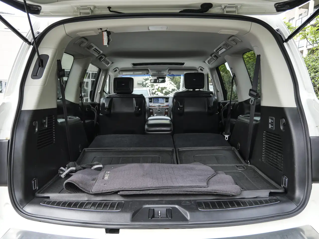 Infiniti QX80 снимка Infiniti QX80