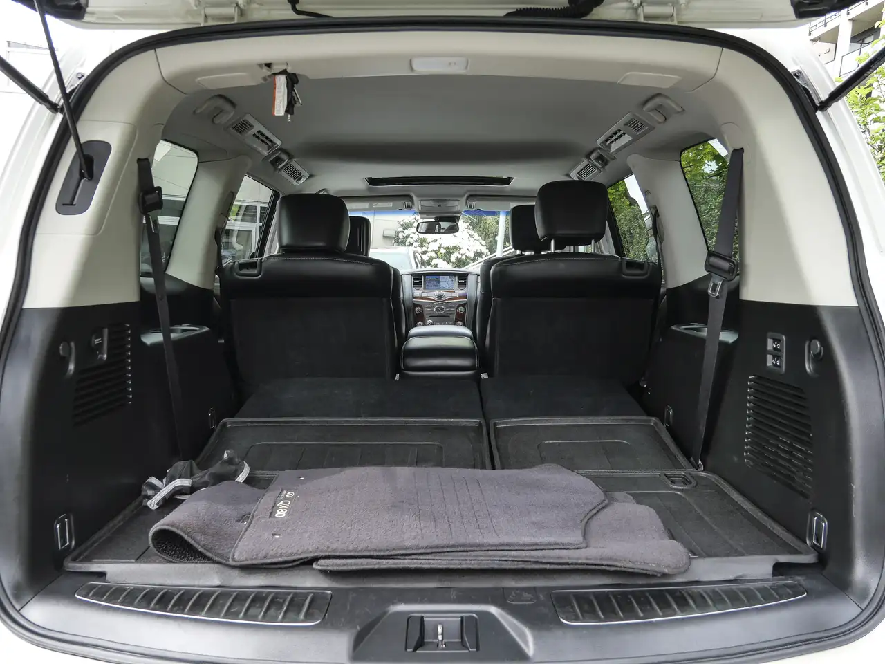 Infiniti QX80 снимка Infiniti QX80