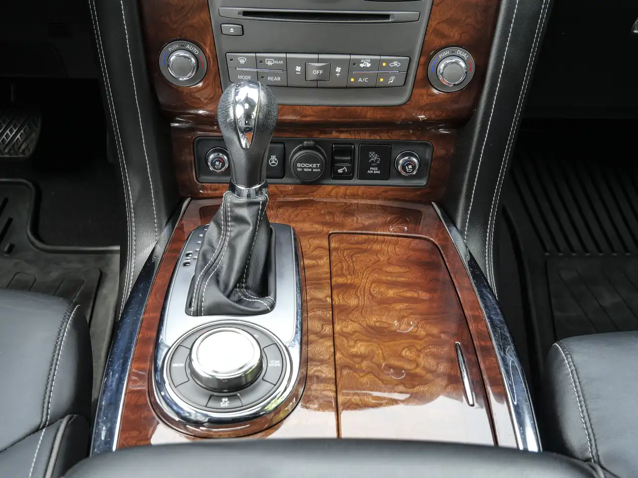Infiniti QX80 снимка Infiniti QX80