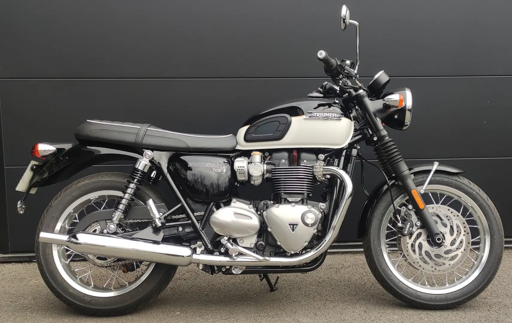 Triumph Bonneville T120 Negro - 2