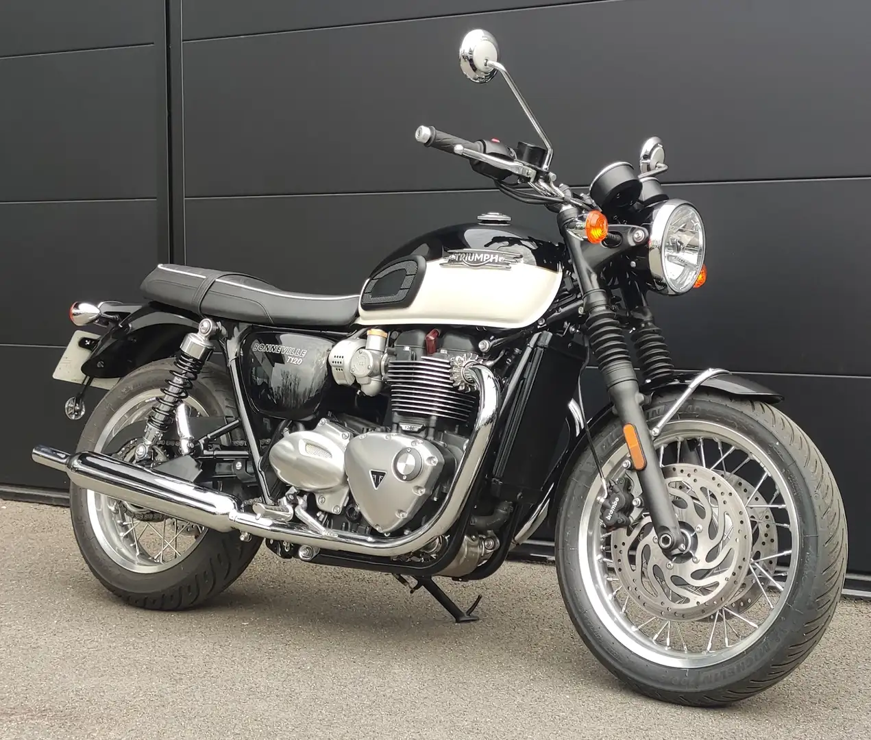 Triumph Bonneville T120 Negro - 1