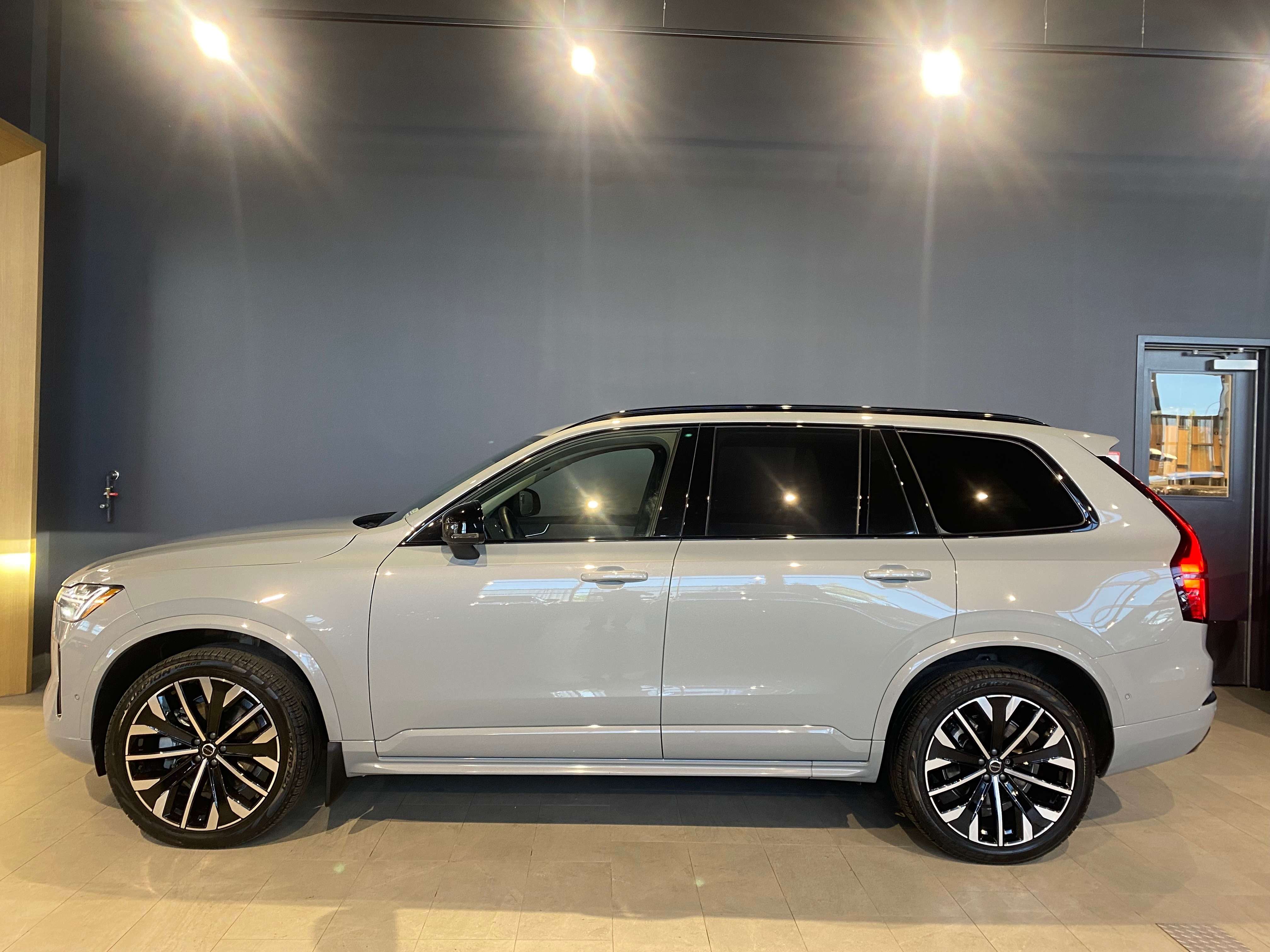 2026 Volvo XC90 B6 AWD Plus Dark Theme 7-Seater — снимка 1