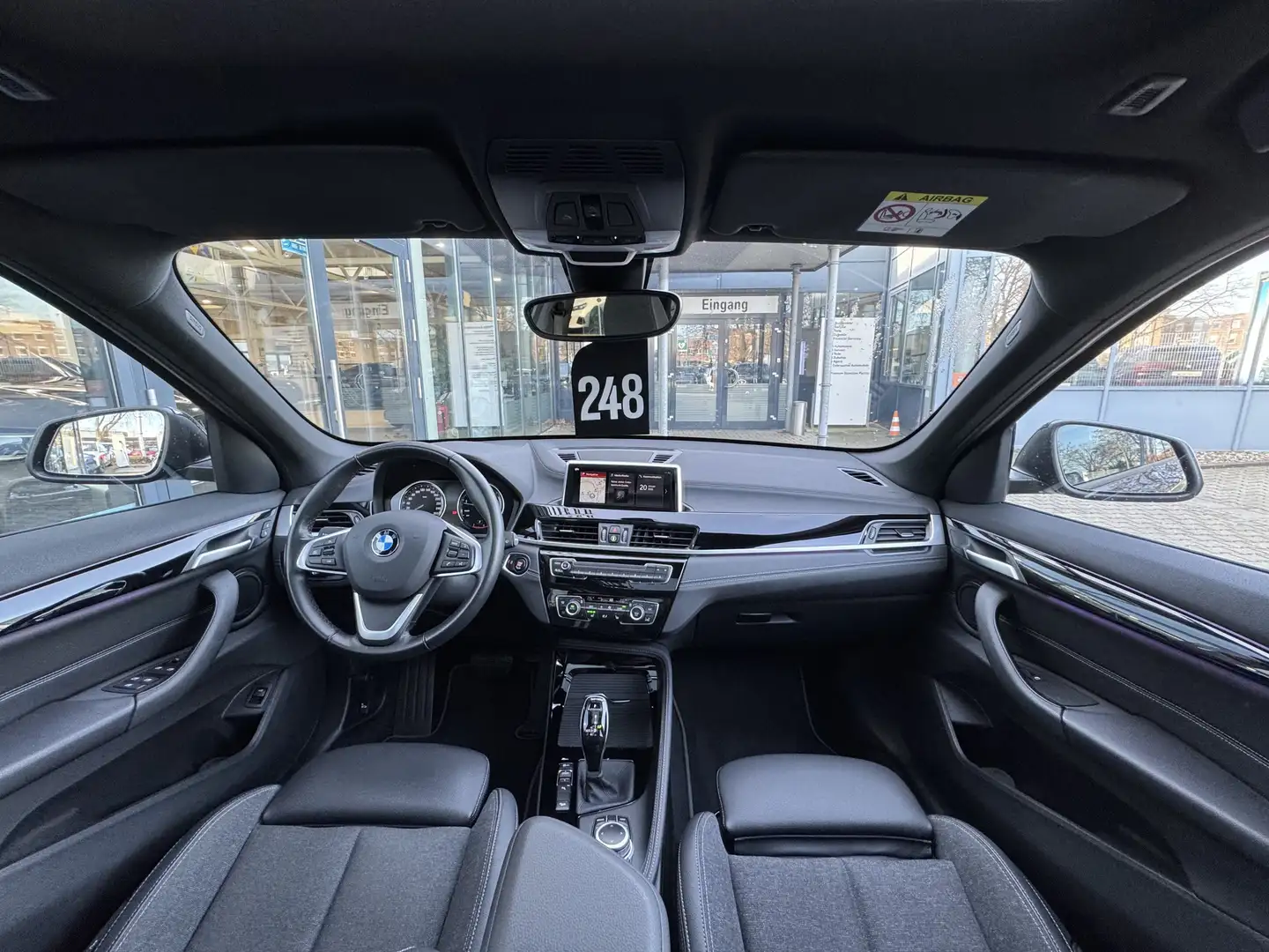 BMW X1 xDrive20i Sport Line PANO AHK RFK 18 LED Navi HiFi Schwarz - 2