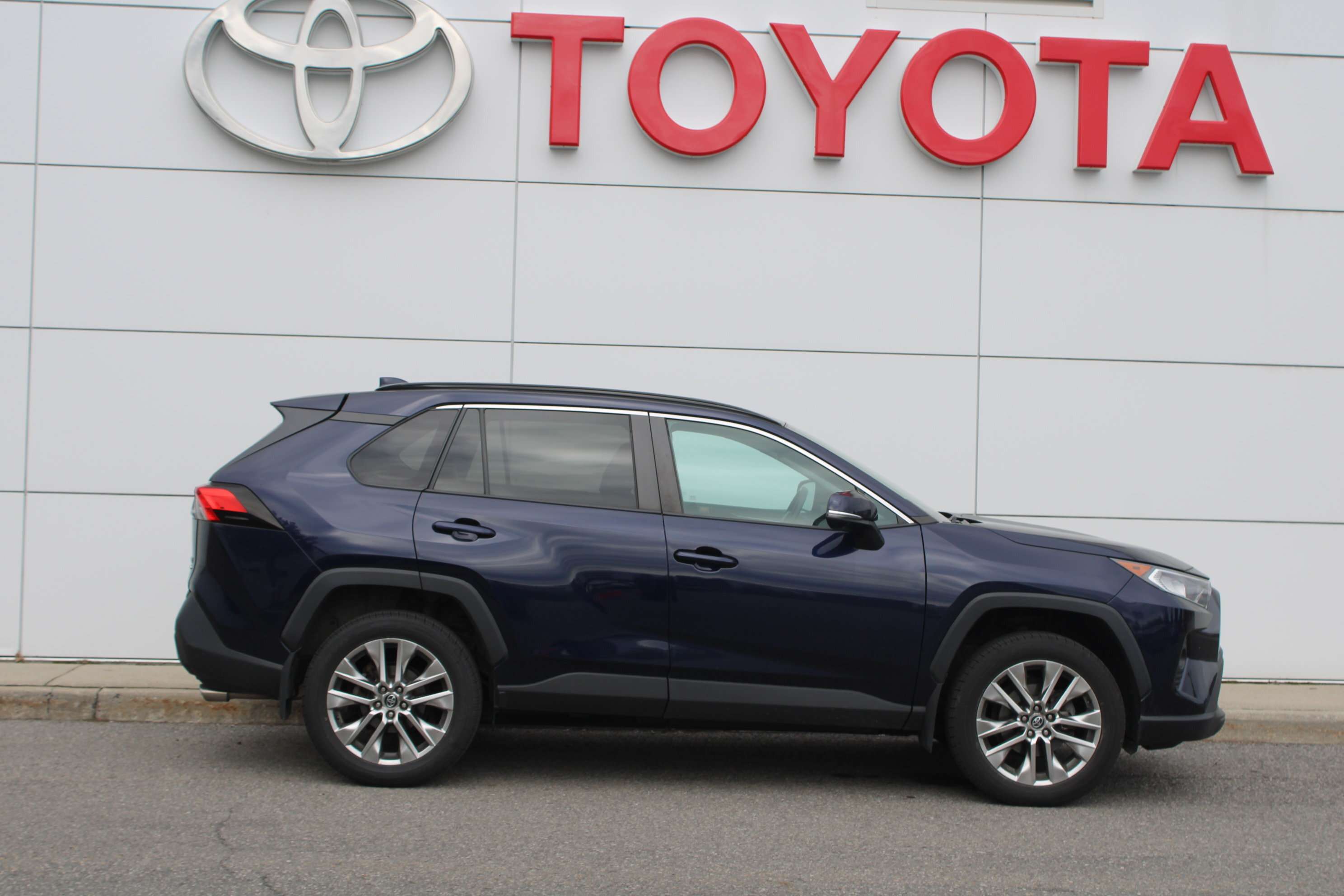 2019 Toyota RAV4 XLE — снимка 1