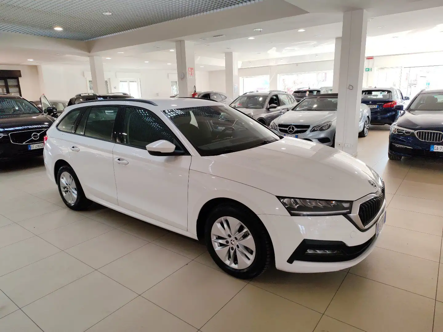 Skoda Octavia Wagon 2.0 TDI EVO SCR DSG Adaptive Cruise Fari LED Weiß - 2