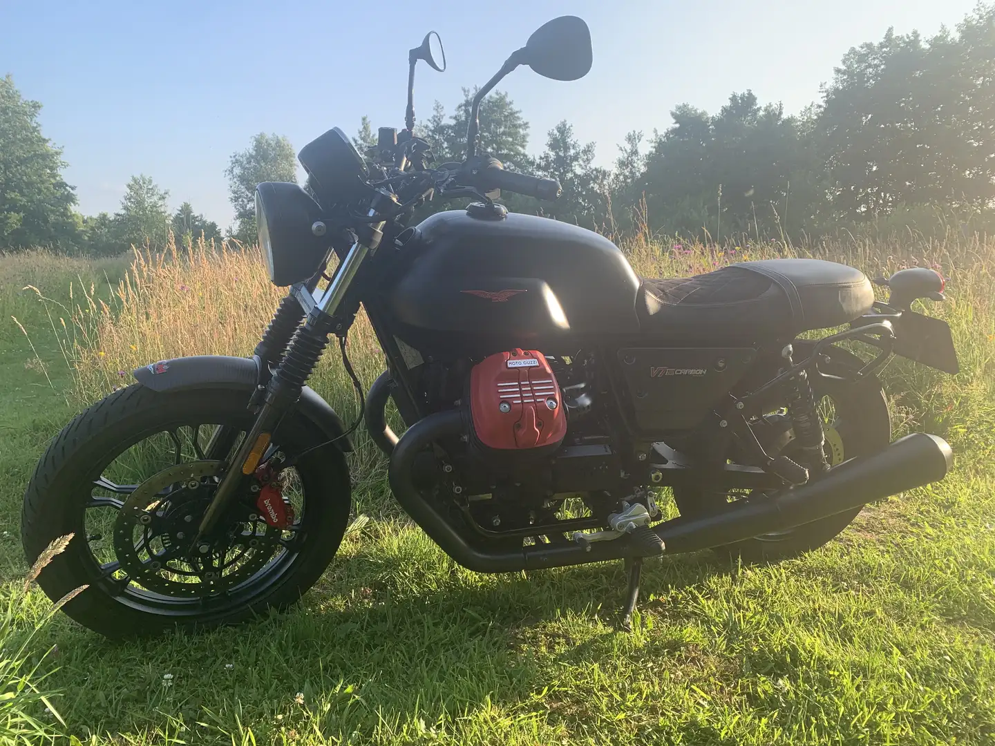 Moto Guzzi V 7 carbon limited edtion No. 713 van 1921 stuks - 1