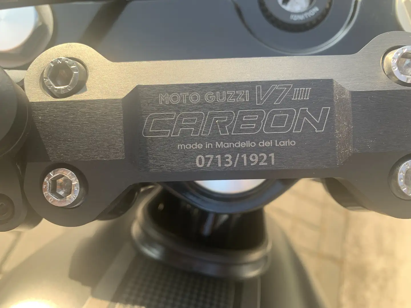 Moto Guzzi V 7 carbon limited edtion No. 713 van 1921 stuks - 2