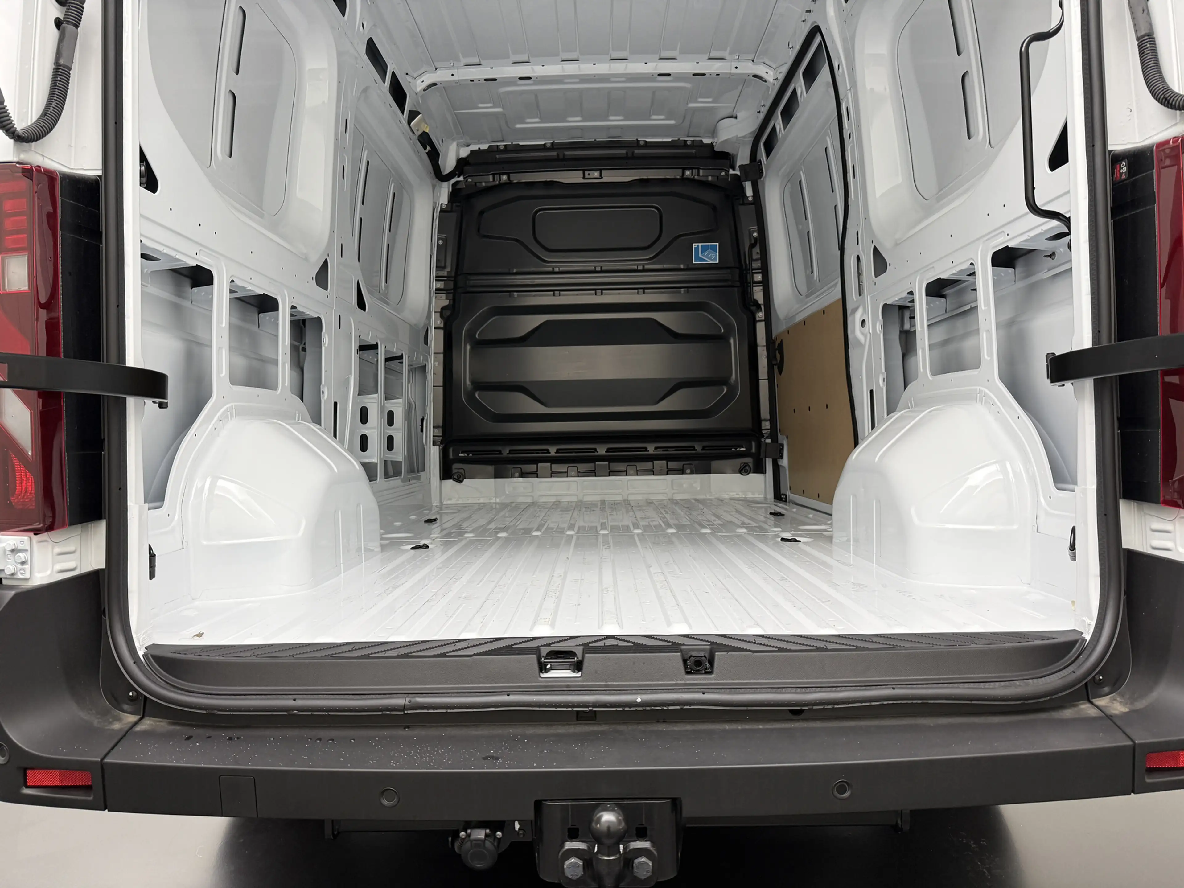 Nissan Interstar L2H2 Limited 87 kWh | Trekhaak 2500Kg | Airco | Cr — photo 5