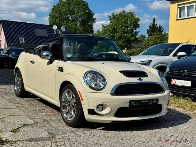 Mini Convertible view 4