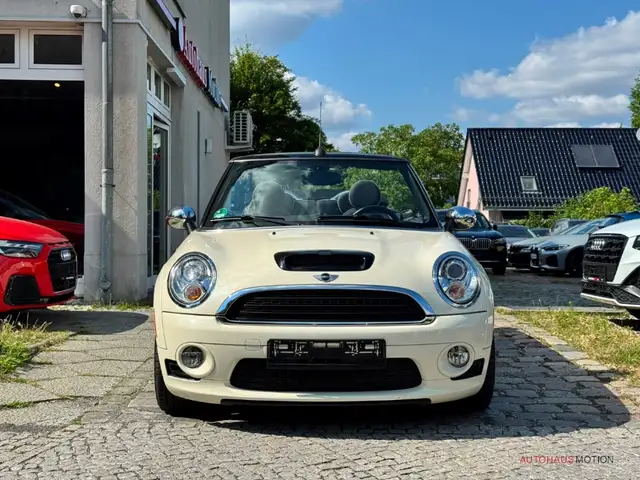 Mini Convertible view 3