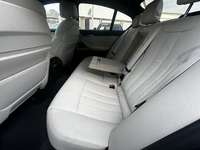 BMW 5 Series view 25