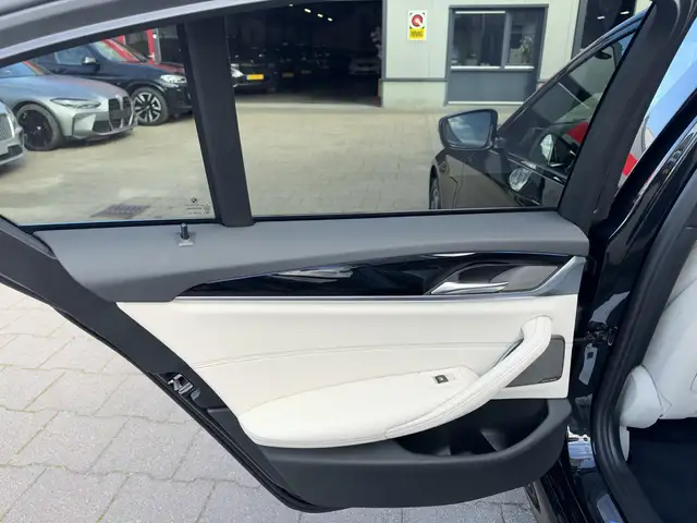 BMW 5 Series view 29