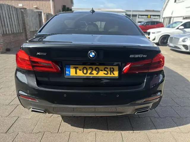 BMW 5 Series view 10