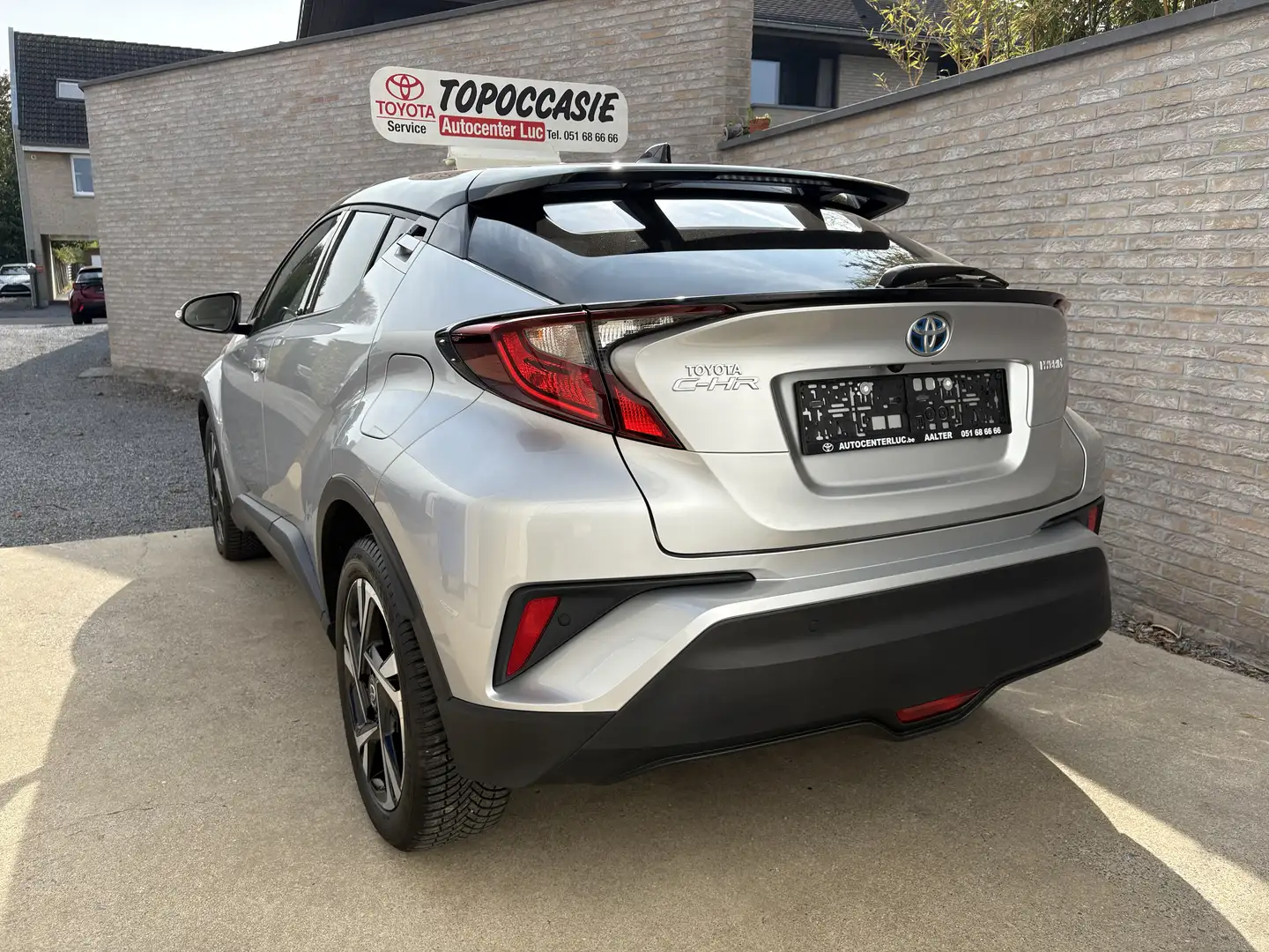 Toyota C-HR 1.8i VVT-i CLUB HYBRID AUTOMAAT / € 20200+btw Argent - 2