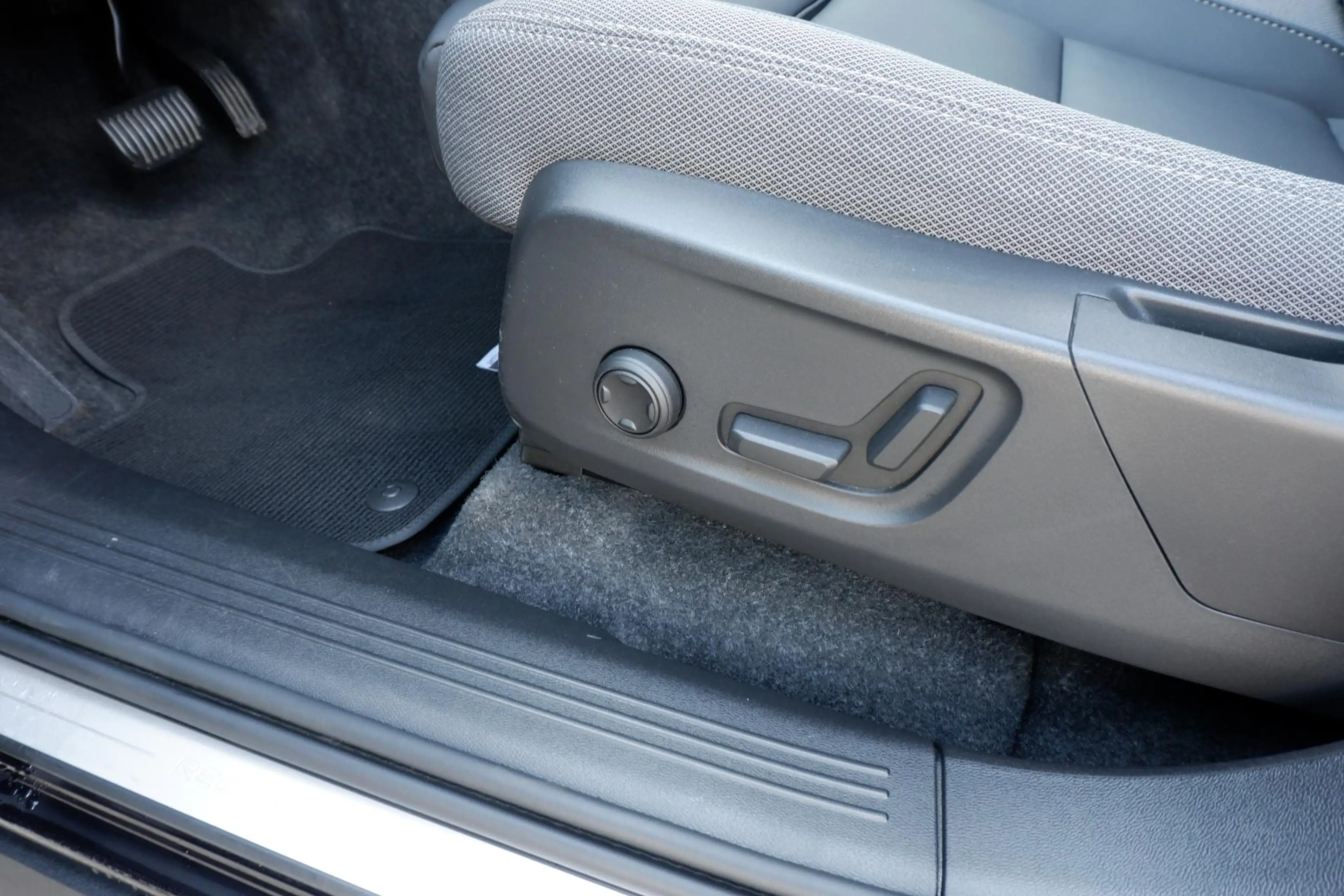 Volvo XC40 Single Motor Extended Range Ultimate 82 kWh | Trek — photo 12