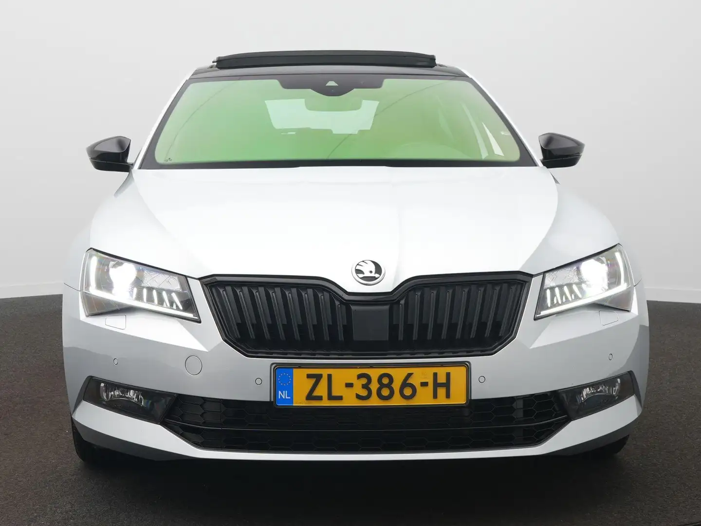 Skoda Superb 2.0 TSI 4x4 Sportline Business Panoramadak - Navig Grijs - 2
