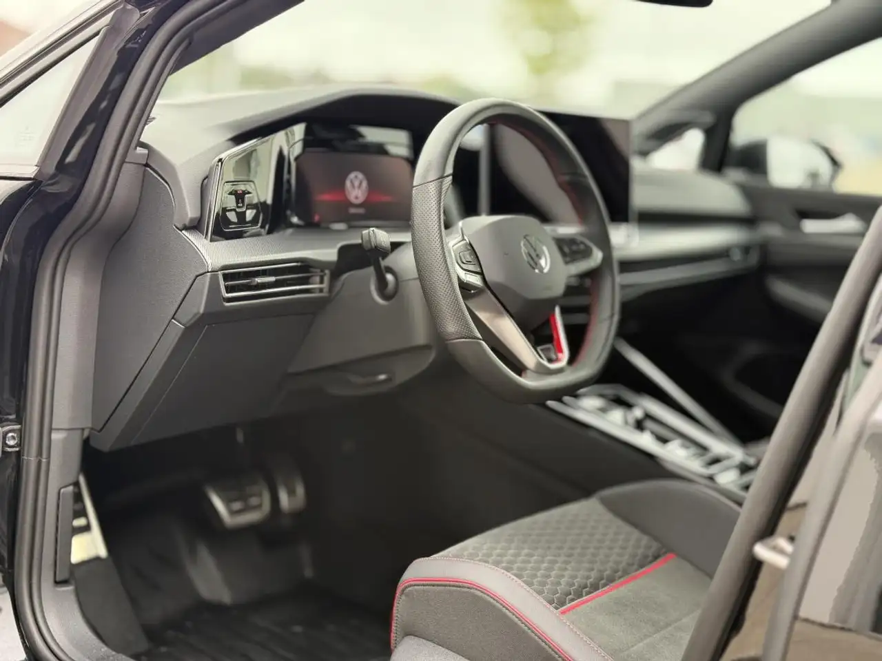 Volkswagen Golf GTI снимка Volkswagen Golf GTI