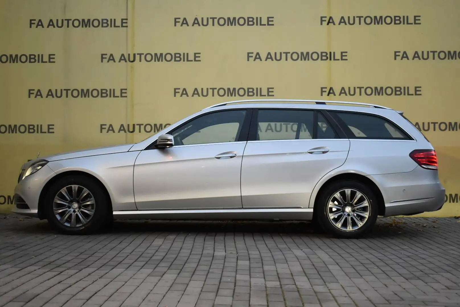 Mercedes-Benz E 220 T CDI BlueEfficiency/PDC/COMAND/SHZ/ALU/ Silber - 2