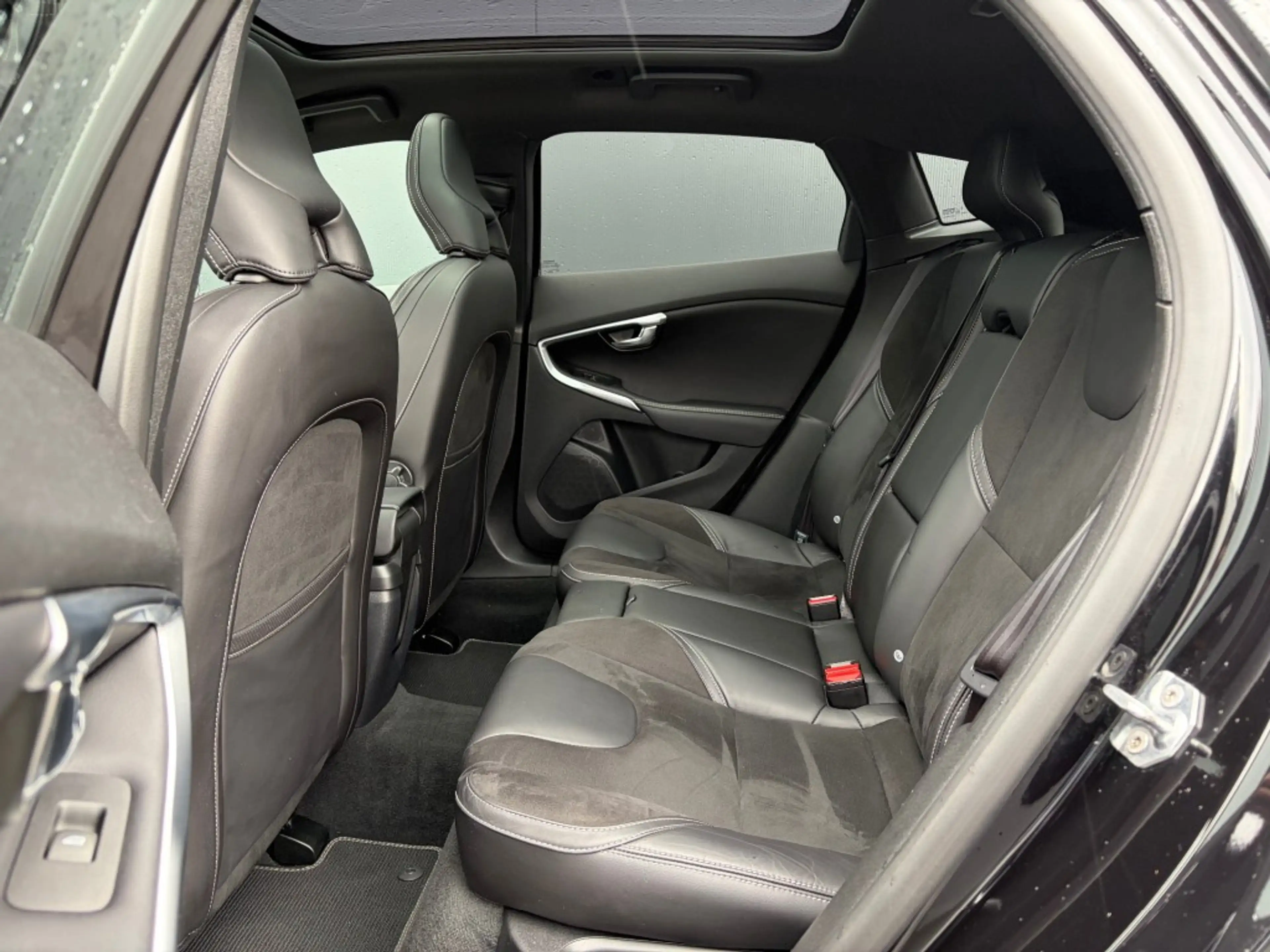 Volvo V40 1.5 T3 R-Design Pano LED Camera H/K Cruise 4-seizo — photo 15