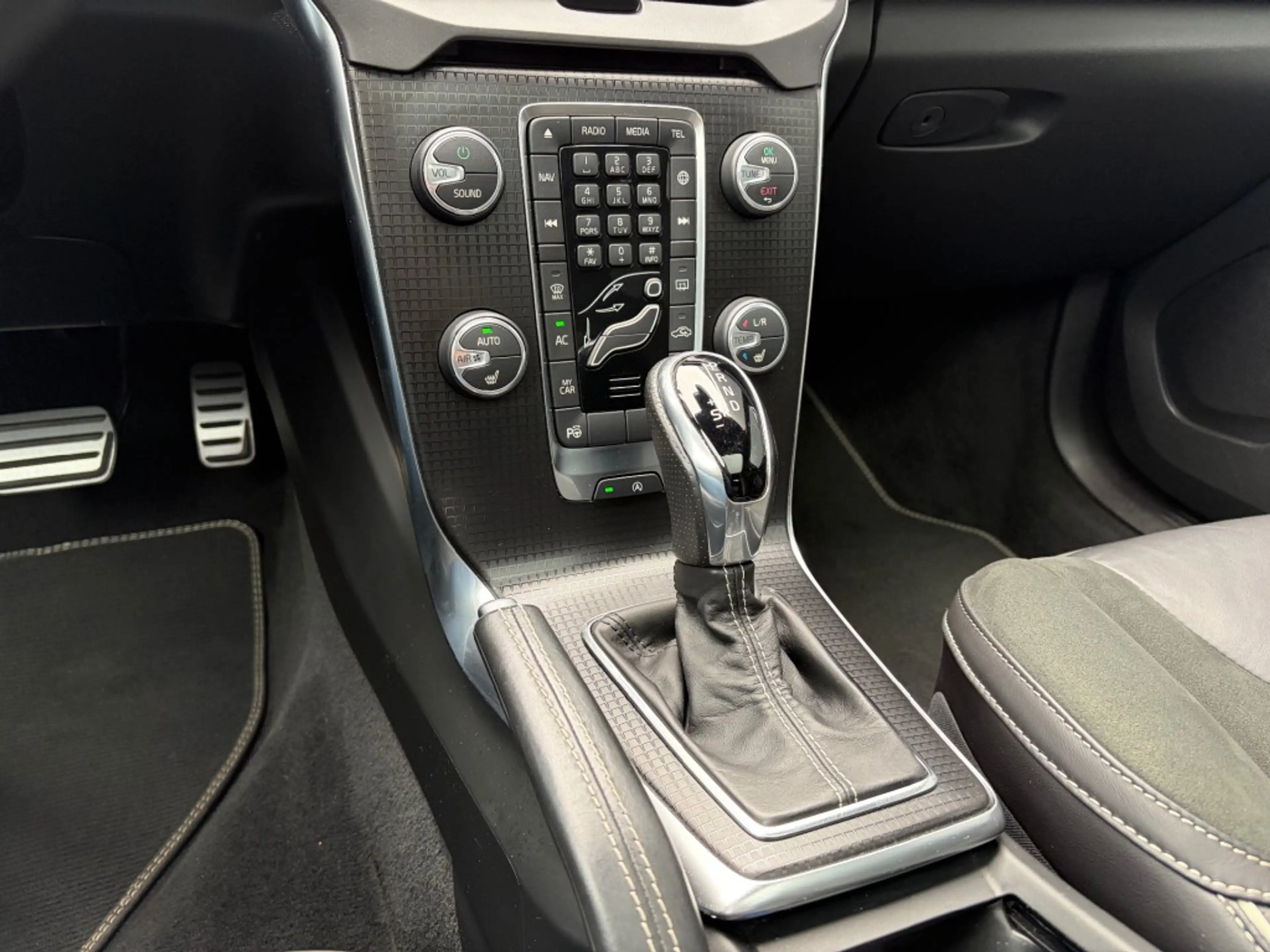 Volvo V40 1.5 T3 R-Design Pano LED Camera H/K Cruise 4-seizo — photo 9