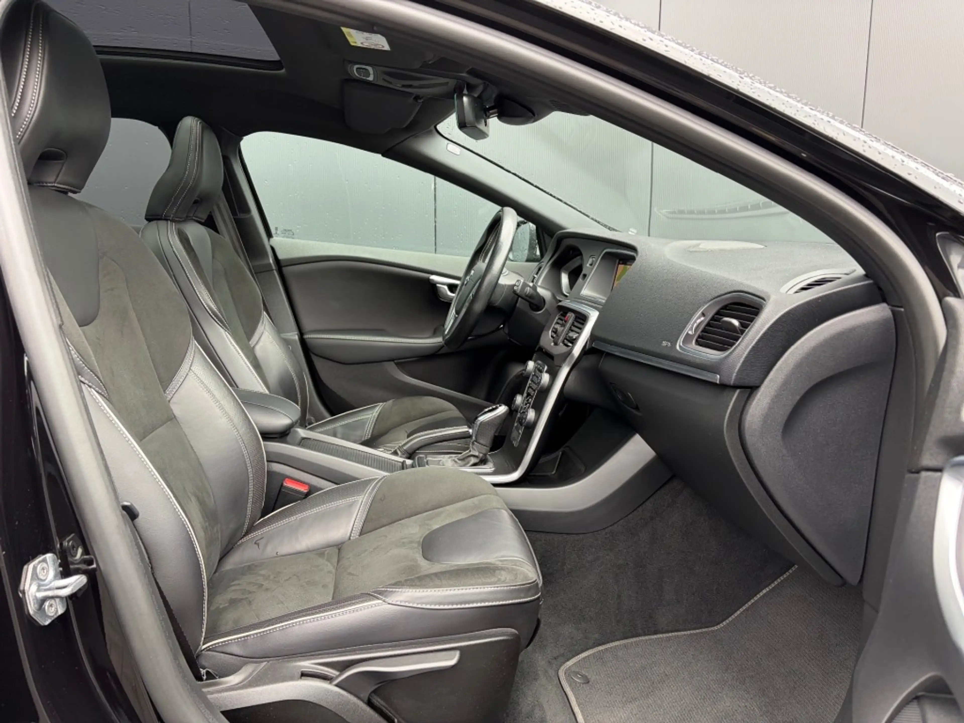 Volvo V40 1.5 T3 R-Design Pano LED Camera H/K Cruise 4-seizo — photo 3