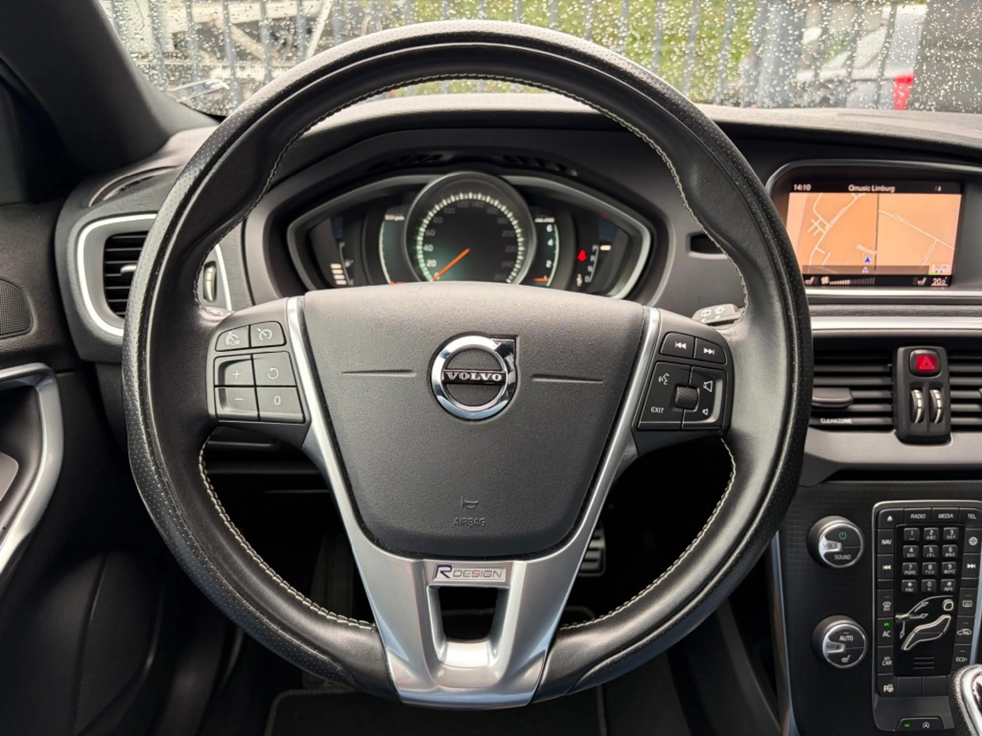 Volvo V40 1.5 T3 R-Design Pano LED Camera H/K Cruise 4-seizo — photo 16