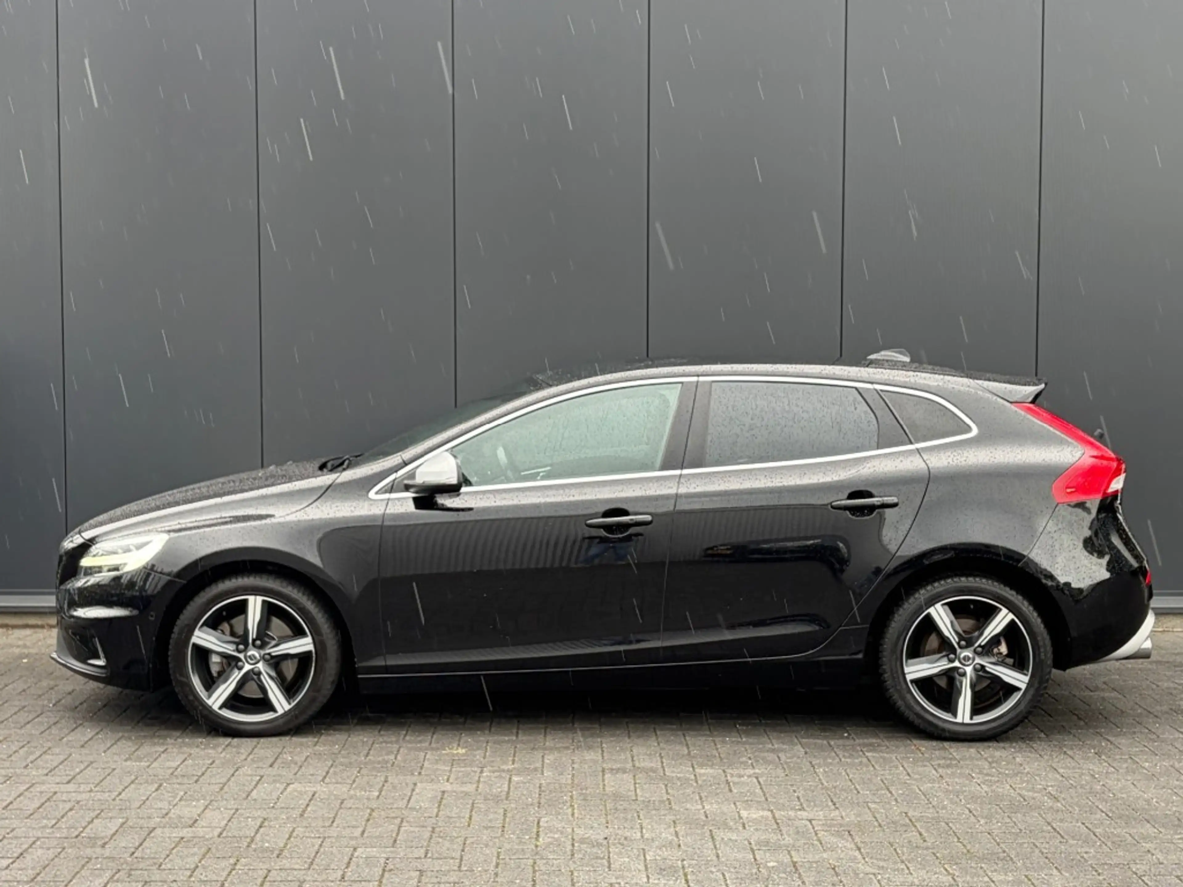 Volvo V40 1.5 T3 R-Design Pano LED Camera H/K Cruise 4-seizo — photo 12