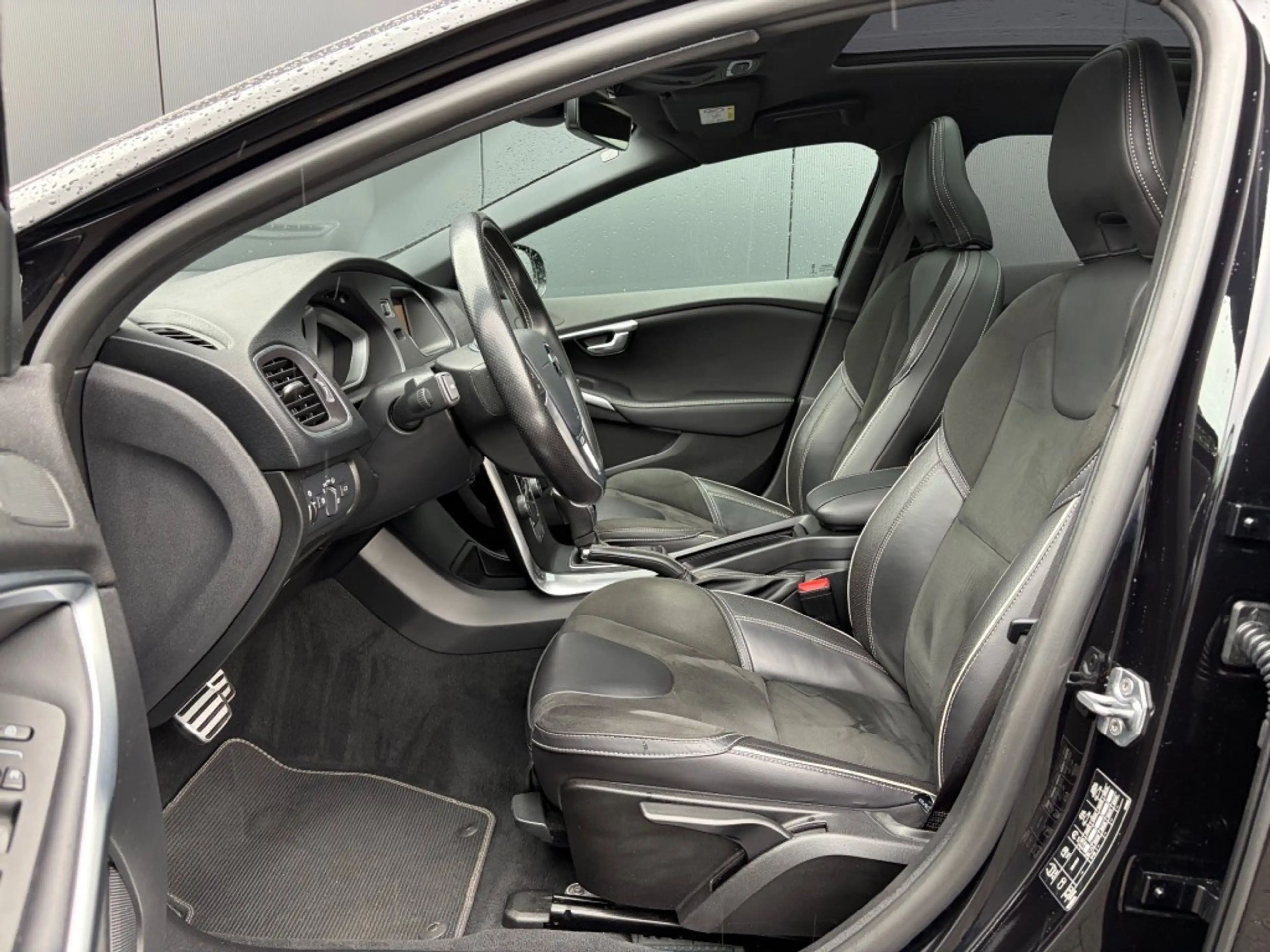 Volvo V40 1.5 T3 R-Design Pano LED Camera H/K Cruise 4-seizo — photo 14