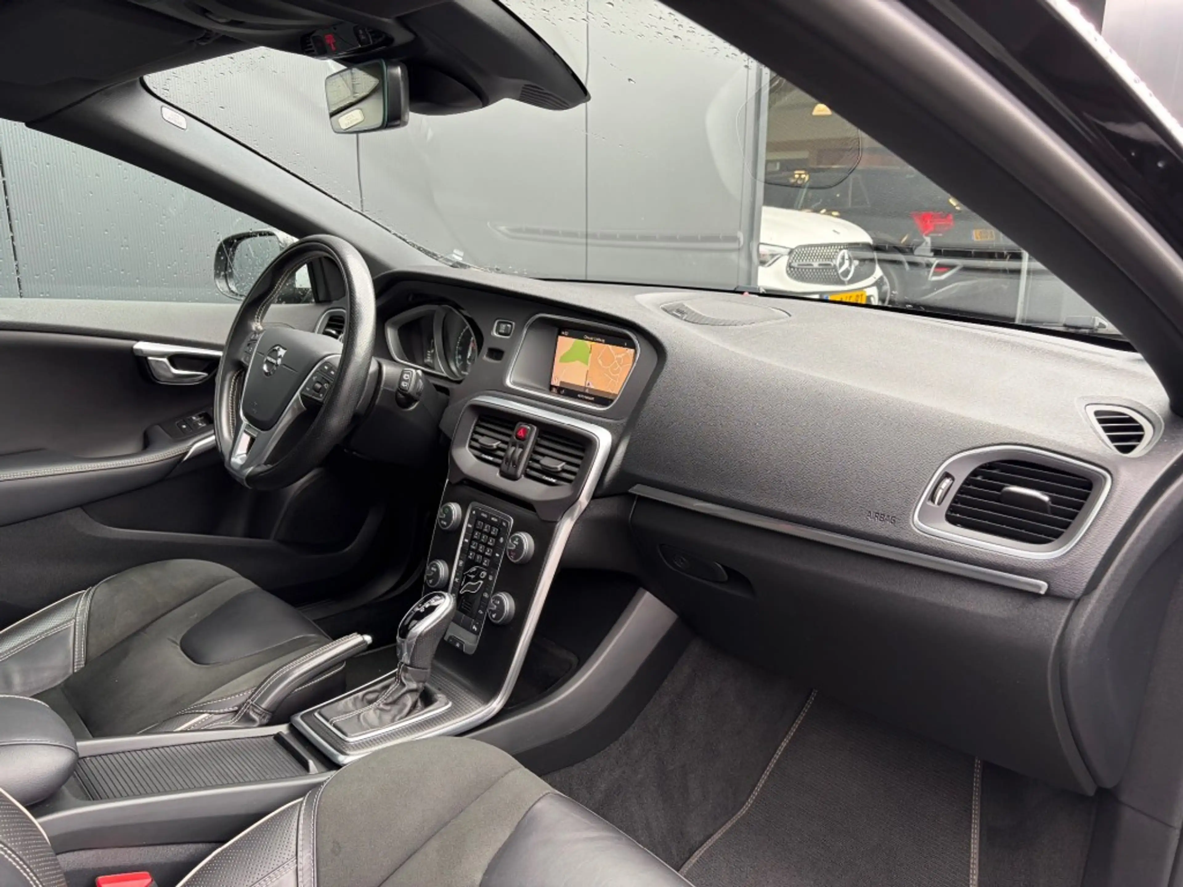 Volvo V40 1.5 T3 R-Design Pano LED Camera H/K Cruise 4-seizo — photo 5