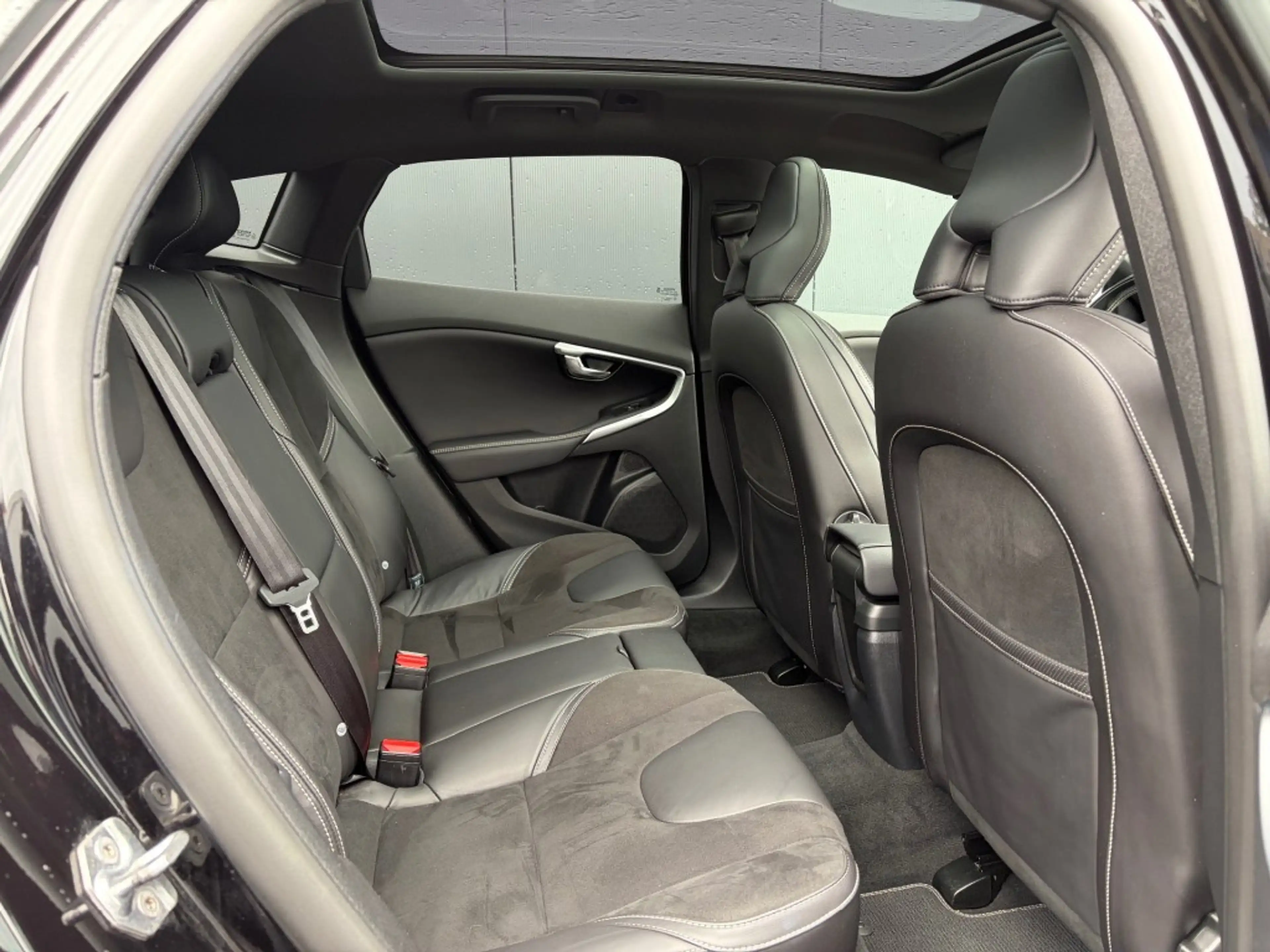 Volvo V40 1.5 T3 R-Design Pano LED Camera H/K Cruise 4-seizo — photo 4