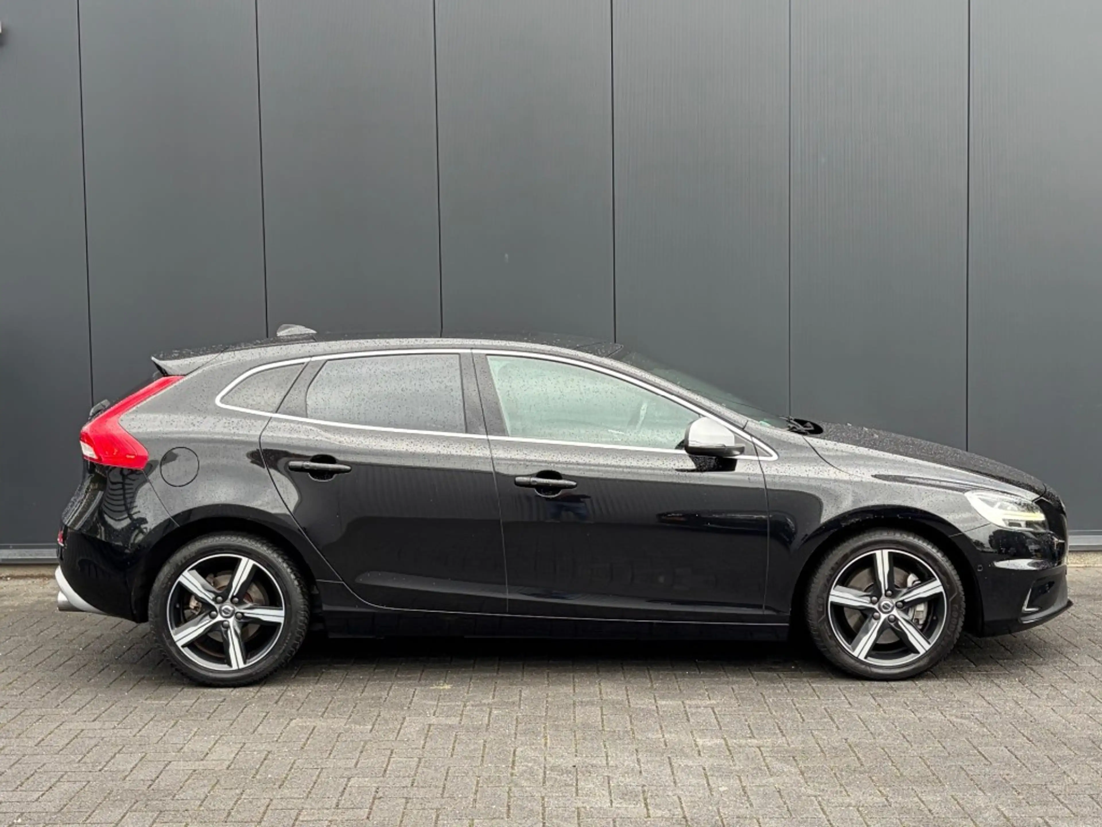 Volvo V40 1.5 T3 R-Design Pano LED Camera H/K Cruise 4-seizo — photo 2