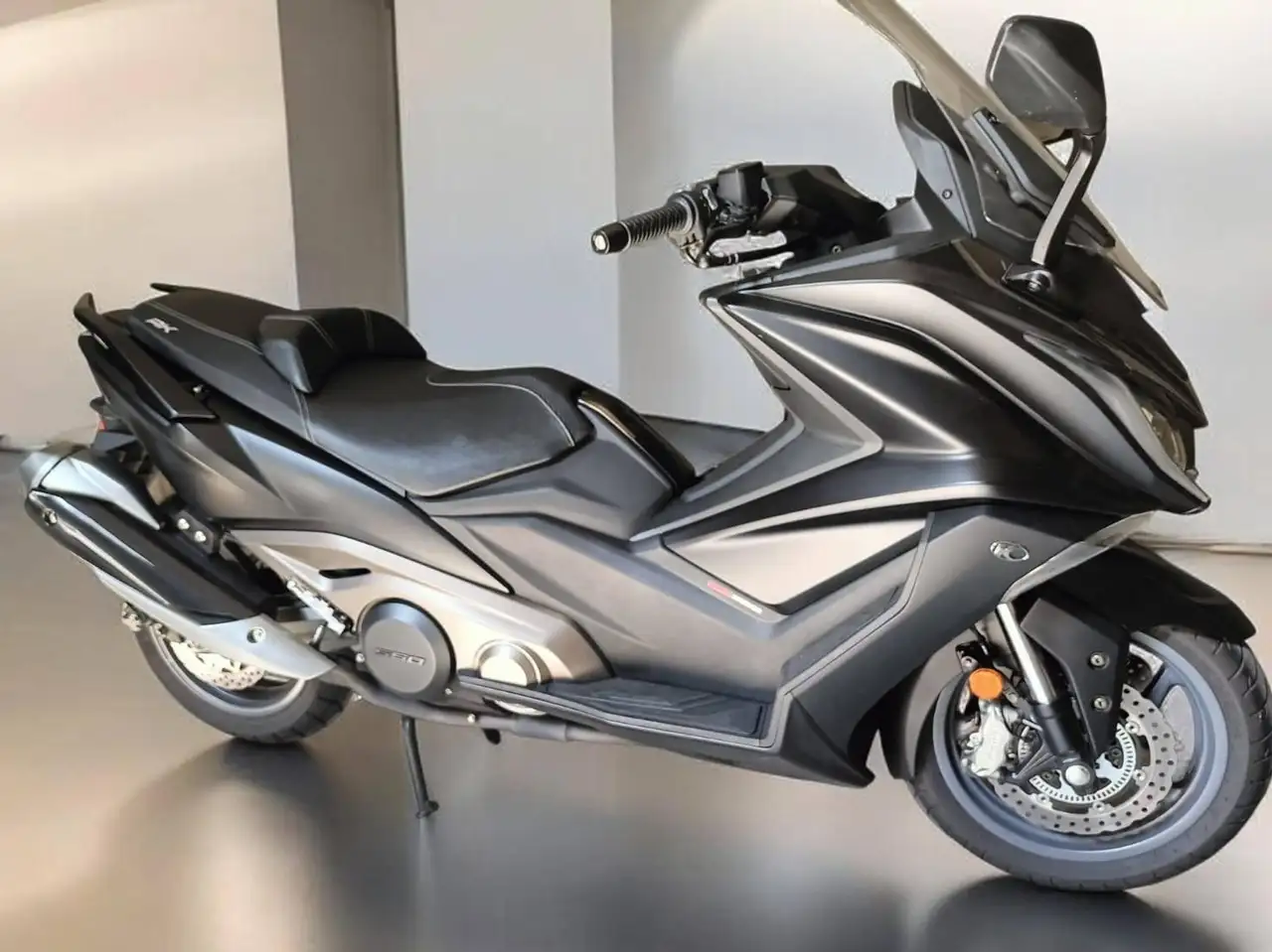 Kymco AK 550