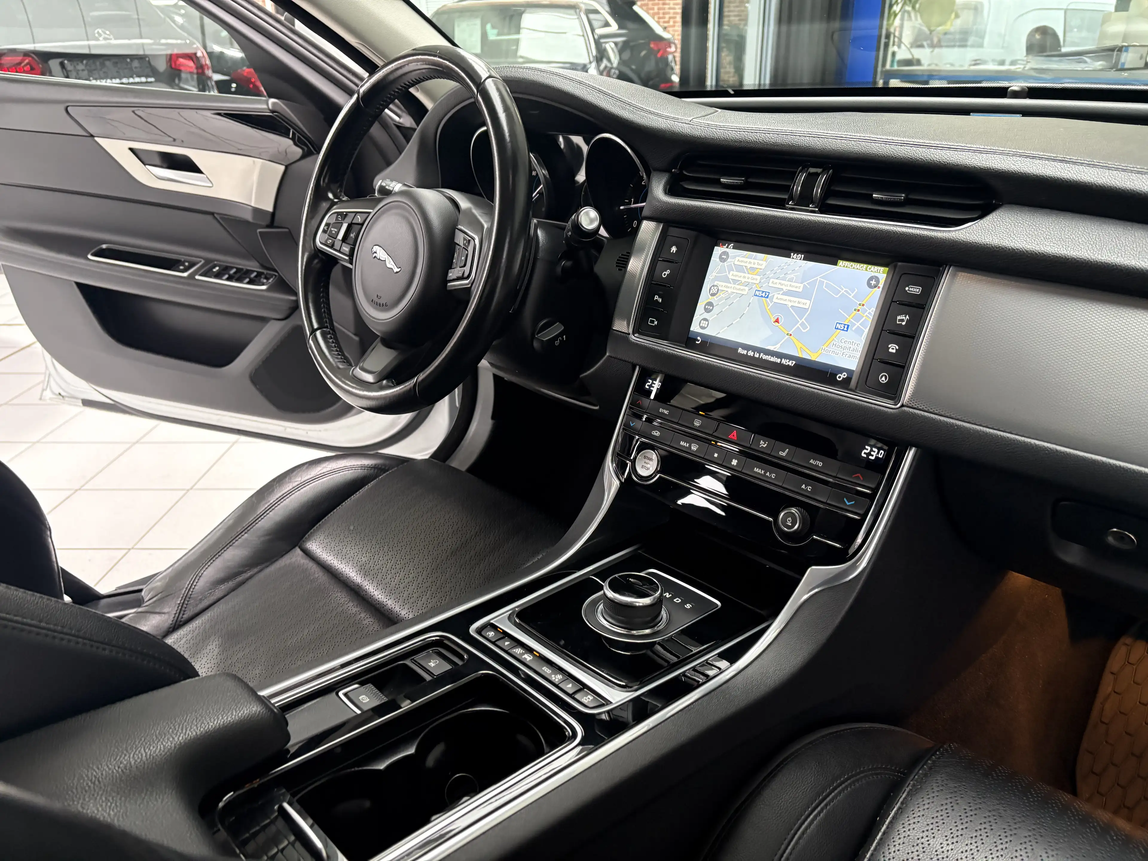 Jaguar XF XF 2.0 D *XENON*CUIR*GPS*CAMERA*JANTES*SPORT* — photo 13