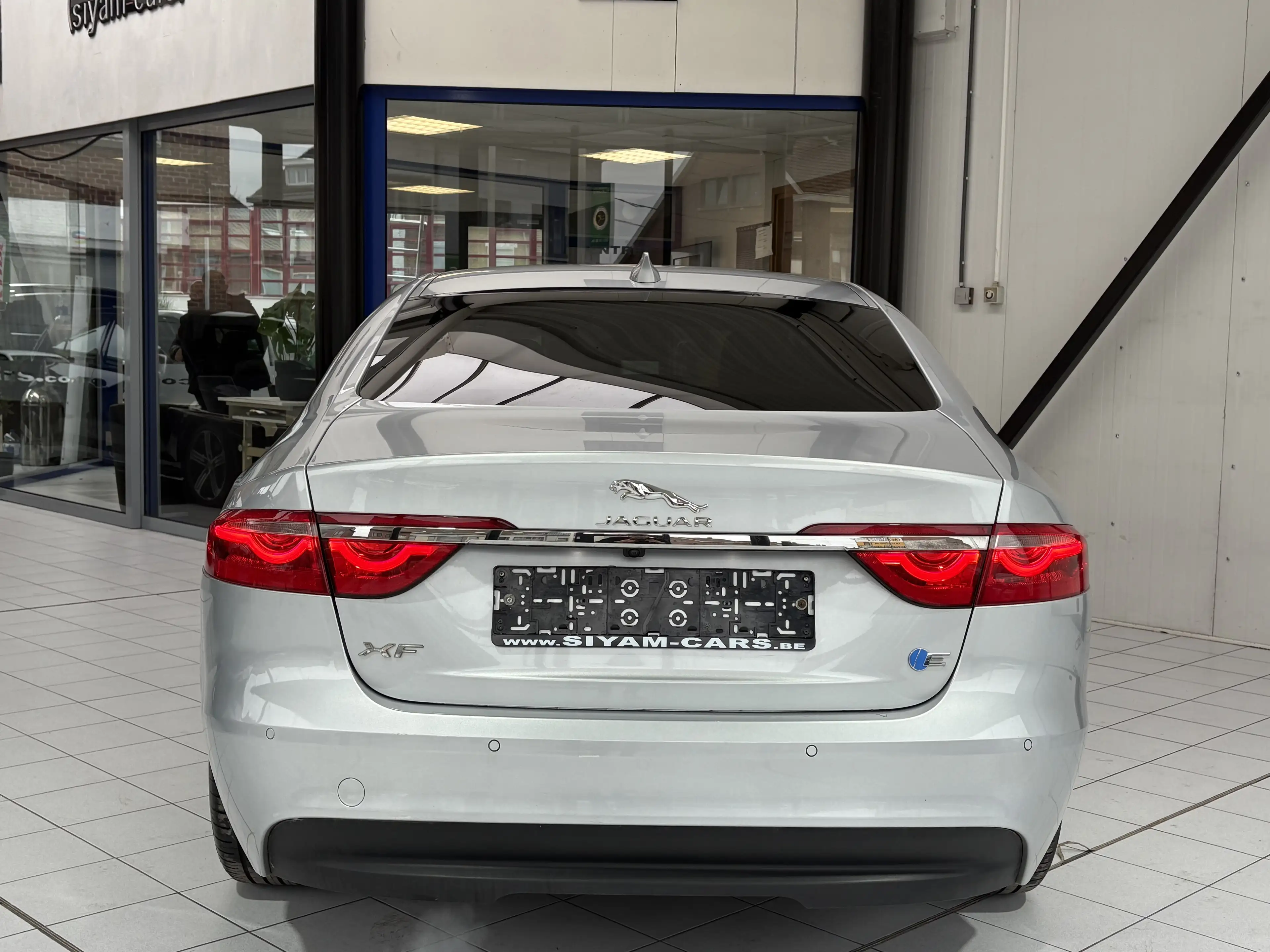 Jaguar XF XF 2.0 D *XENON*CUIR*GPS*CAMERA*JANTES*SPORT* — photo 4