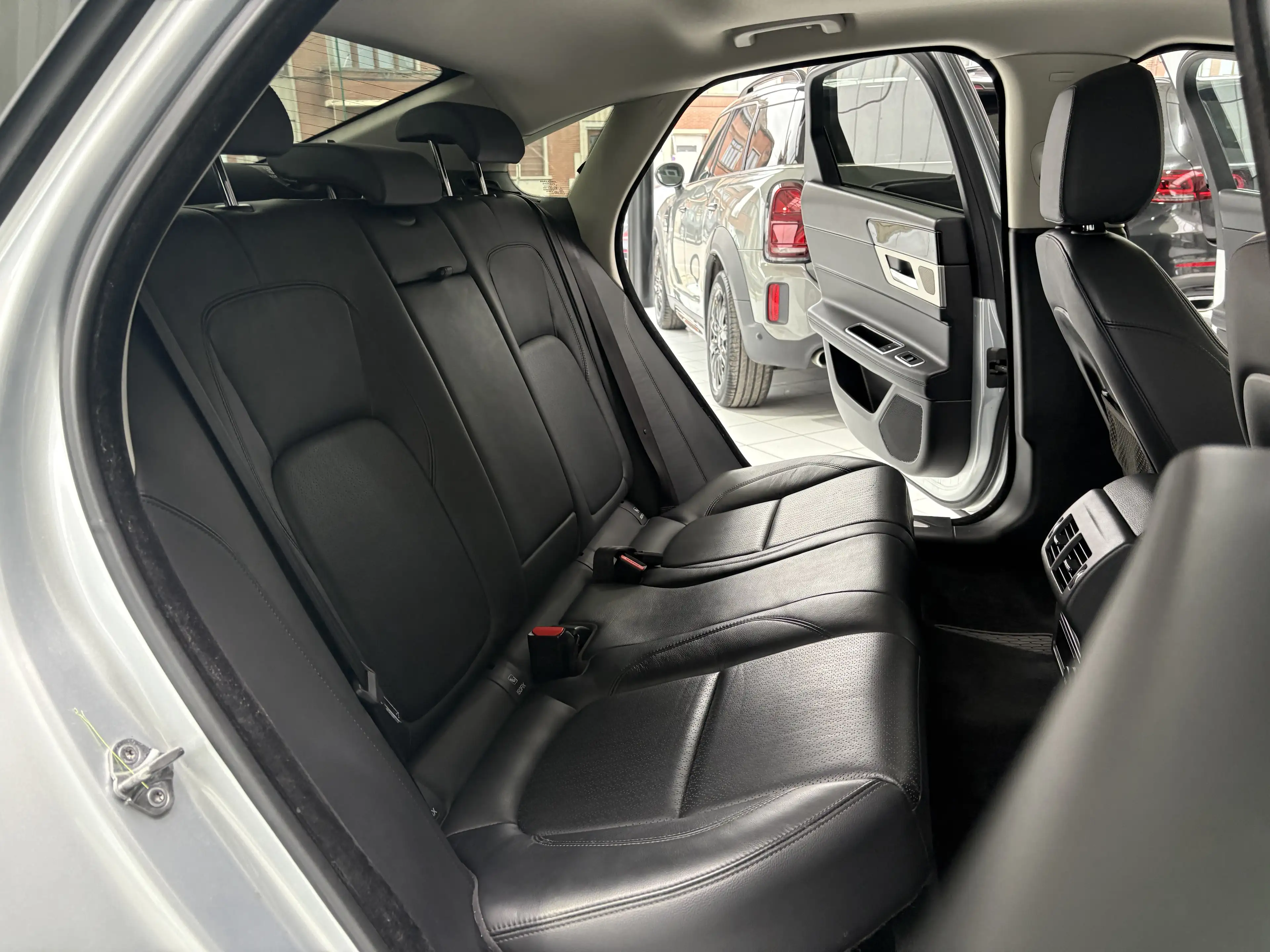 Jaguar XF XF 2.0 D *XENON*CUIR*GPS*CAMERA*JANTES*SPORT* — photo 9