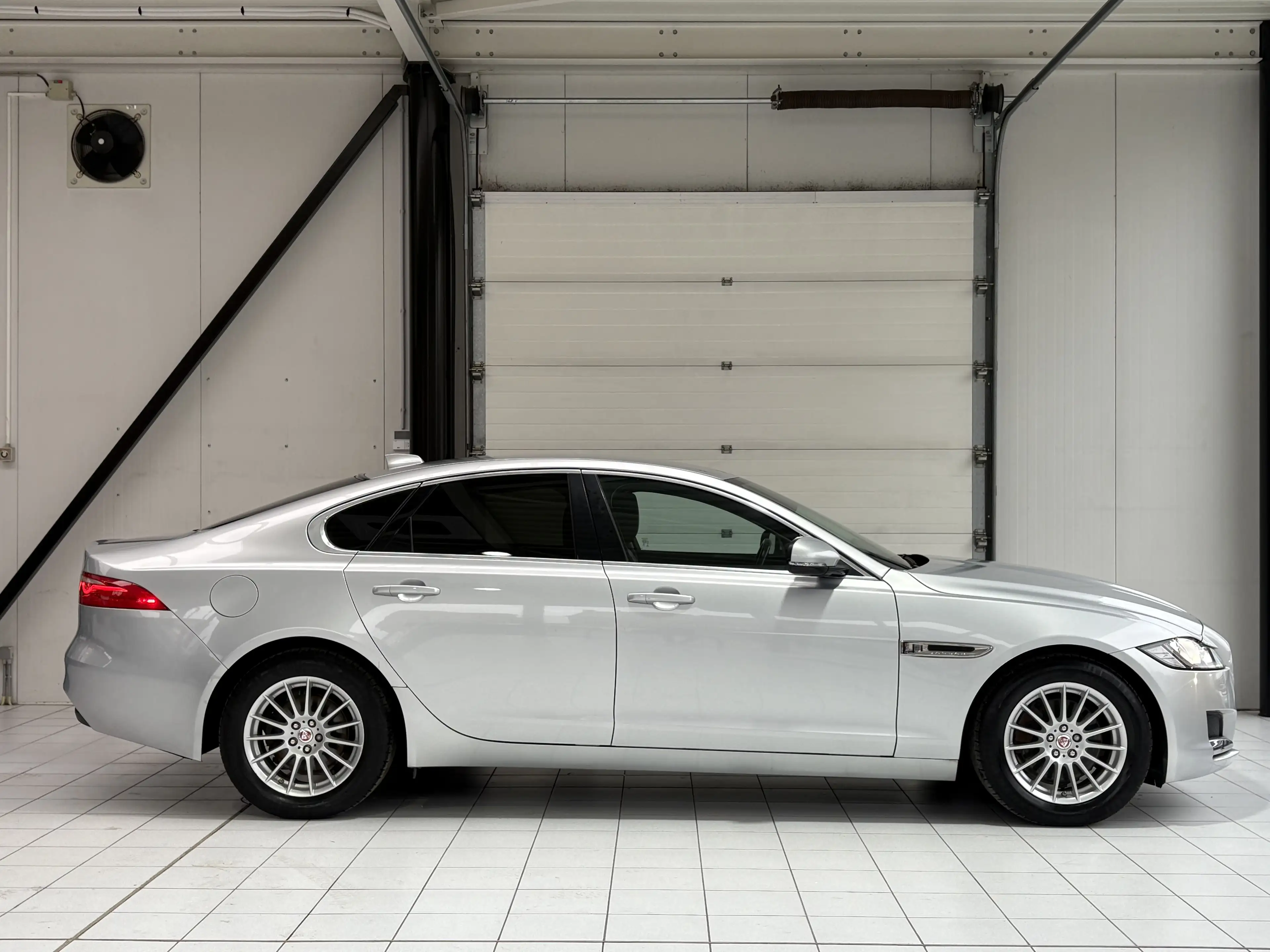 Jaguar XF XF 2.0 D *XENON*CUIR*GPS*CAMERA*JANTES*SPORT* — photo 6