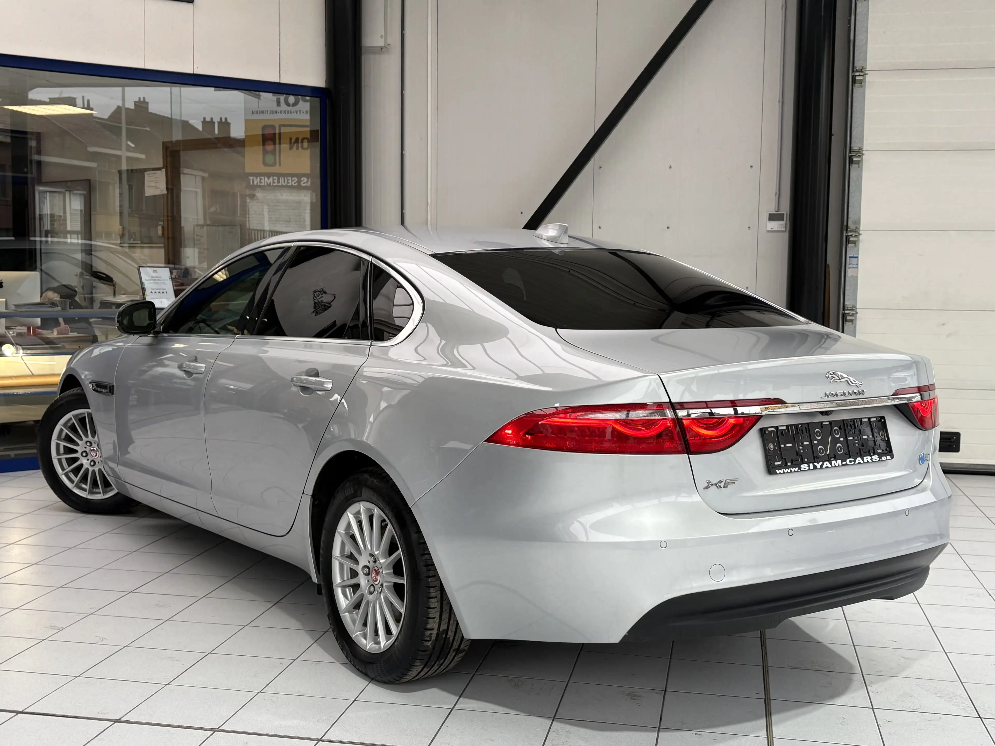 Jaguar XF XF 2.0 D *XENON*CUIR*GPS*CAMERA*JANTES*SPORT* — photo 3