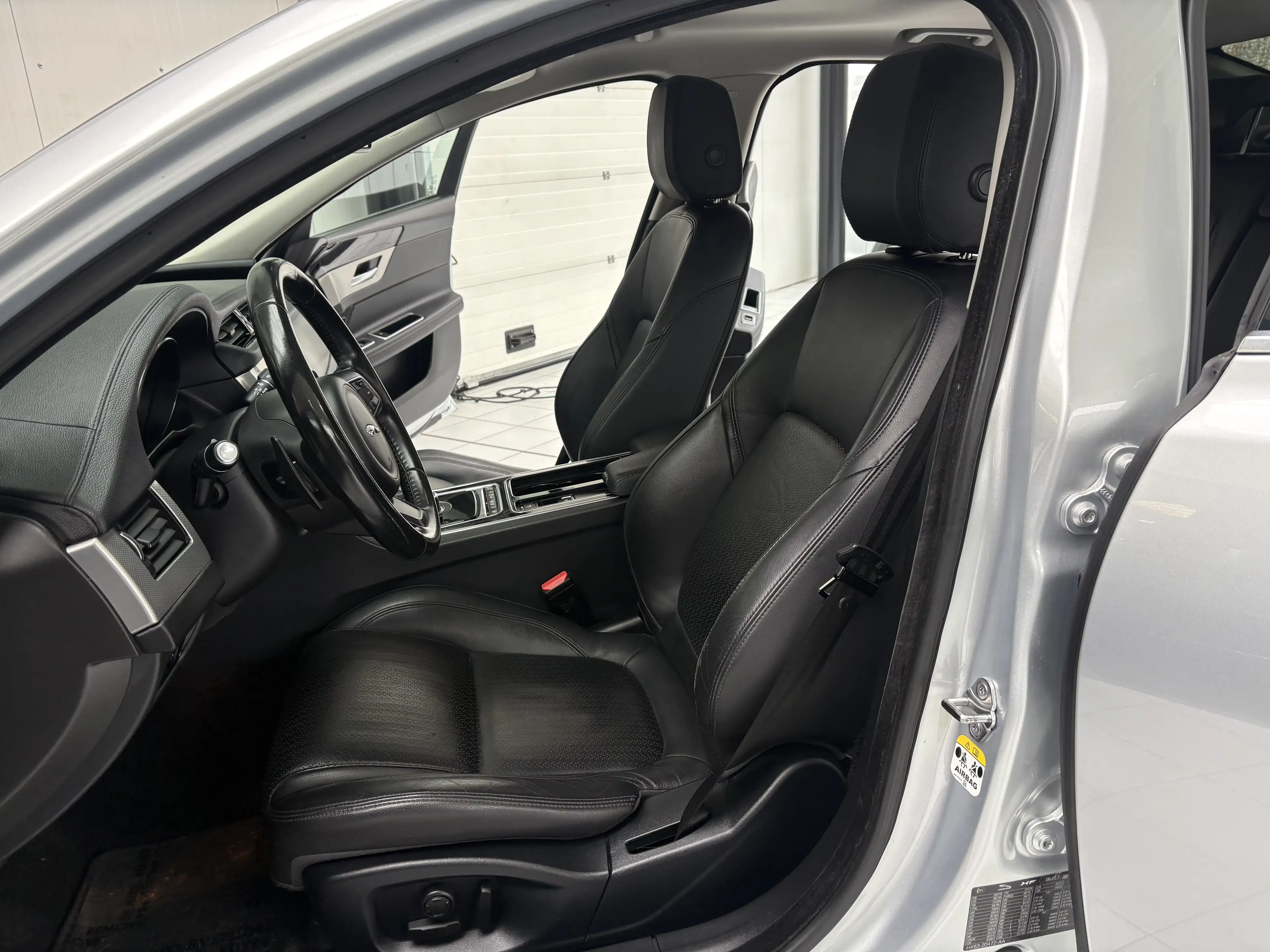 Jaguar XF XF 2.0 D *XENON*CUIR*GPS*CAMERA*JANTES*SPORT* — photo 14