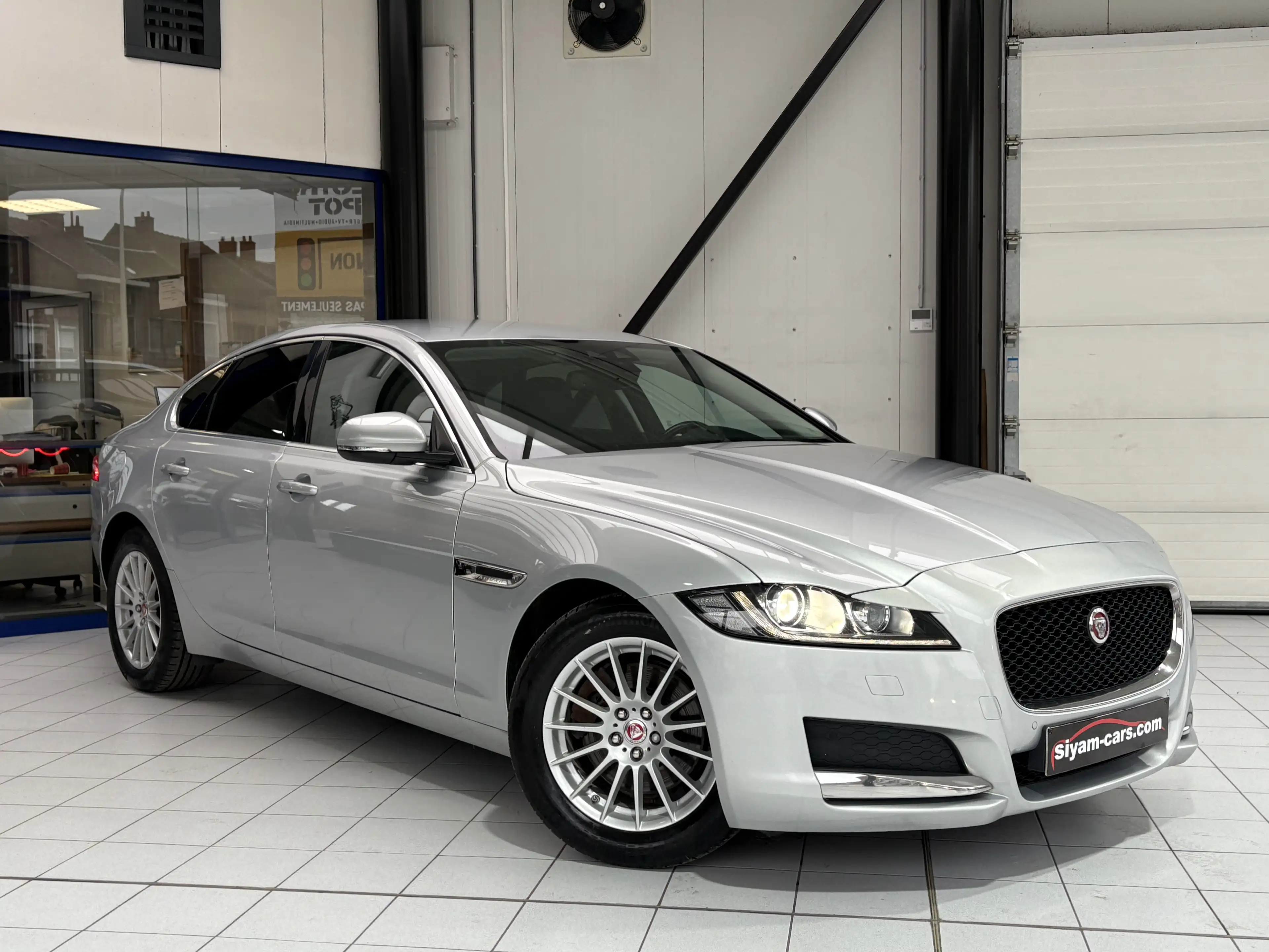 Jaguar XF XF 2.0 D *XENON*CUIR*GPS*CAMERA*JANTES*SPORT* — photo 7