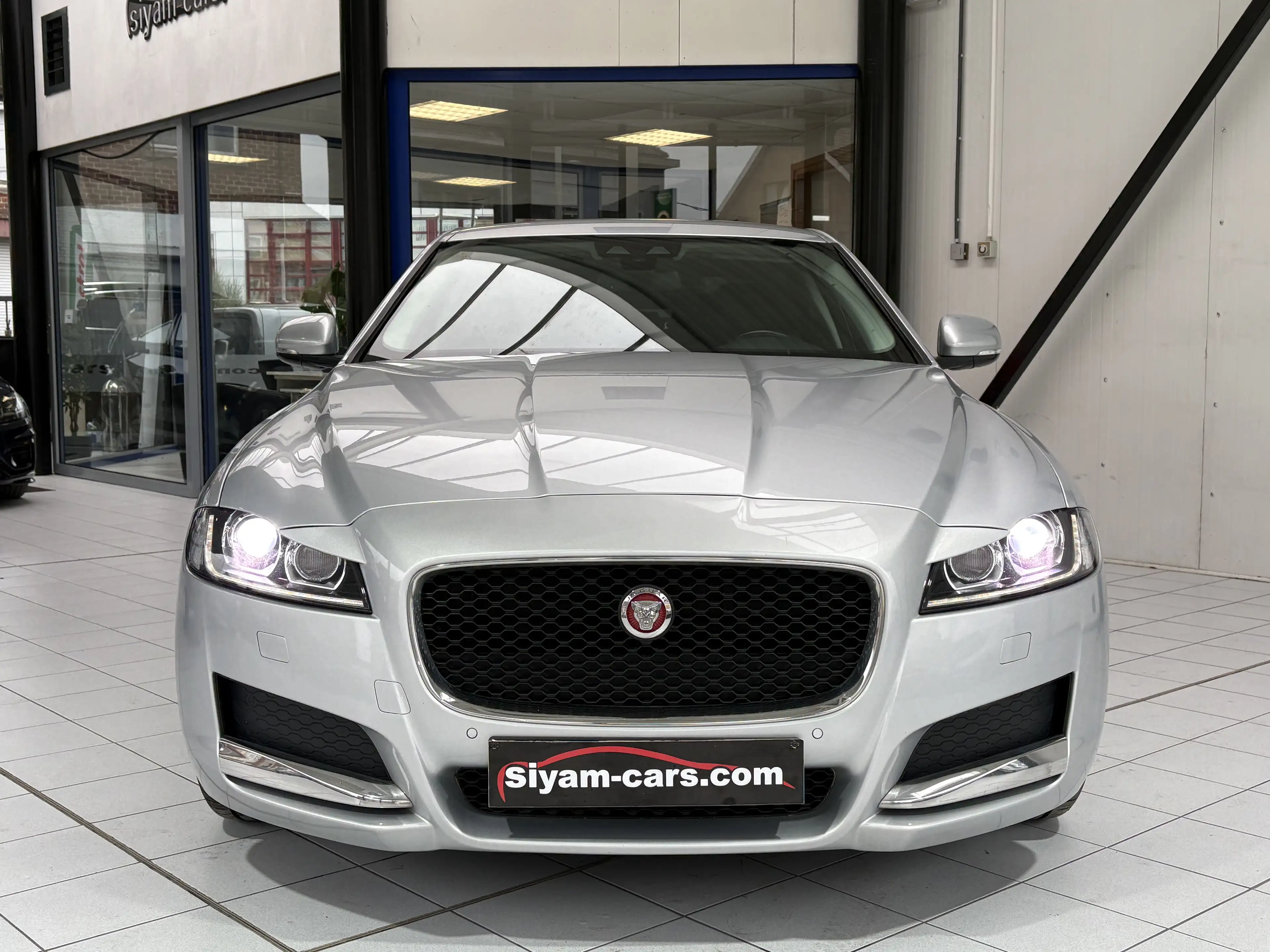 Jaguar XF XF 2.0 D *XENON*CUIR*GPS*CAMERA*JANTES*SPORT* — photo 8
