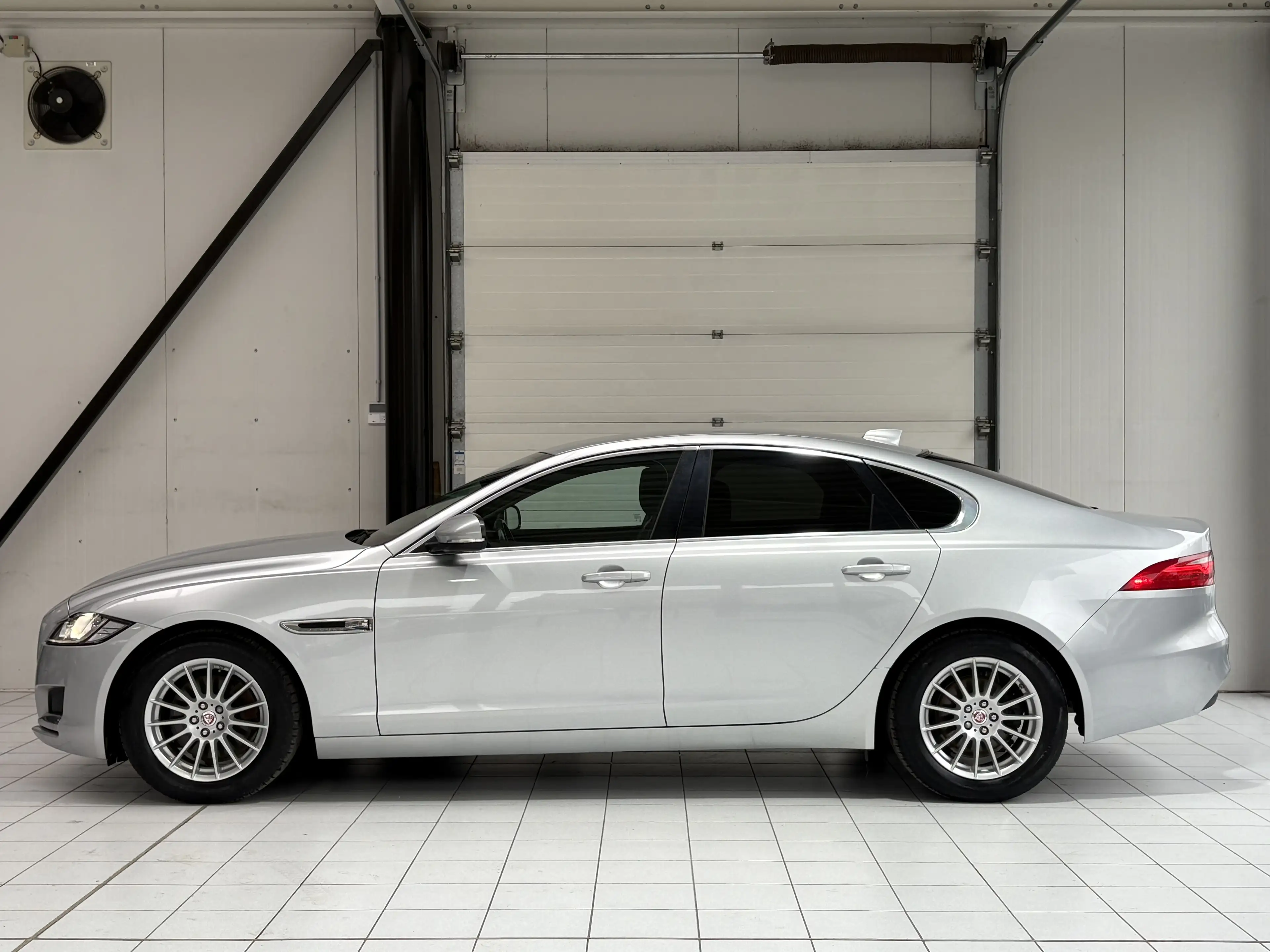 Jaguar XF XF 2.0 D *XENON*CUIR*GPS*CAMERA*JANTES*SPORT* — photo 2