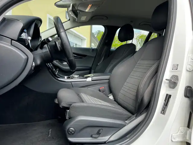 Mercedes-Benz C-Class view 9