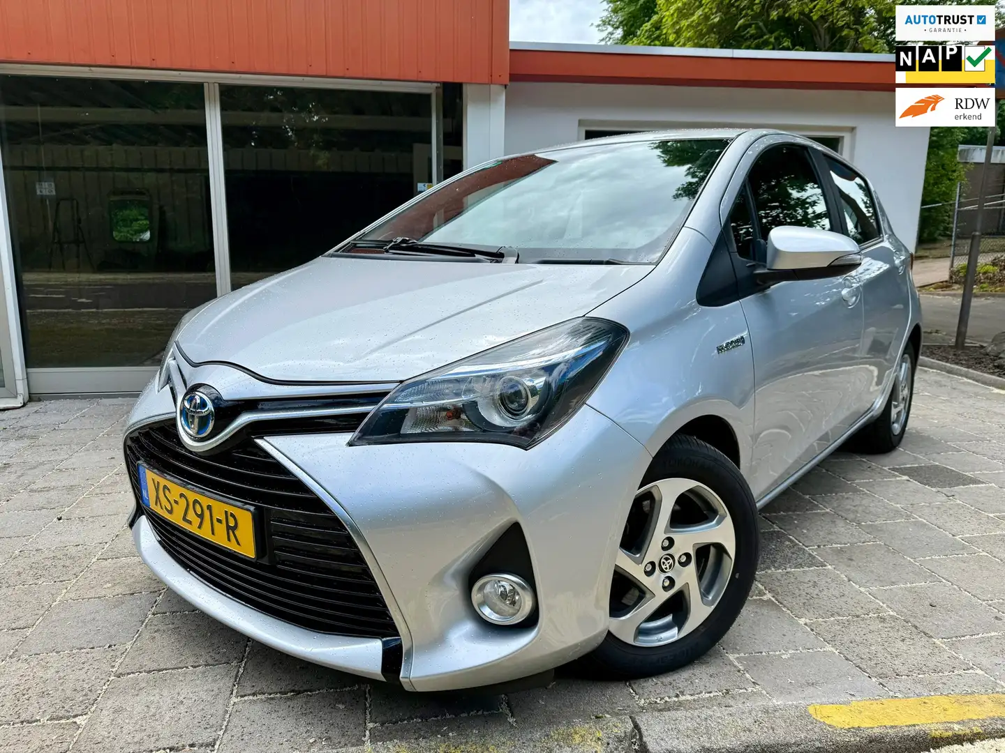 Toyota Yaris 1.5 Hybrid Aspiration AUTOMAAT / Airco / LMV / Cru Grijs - 1