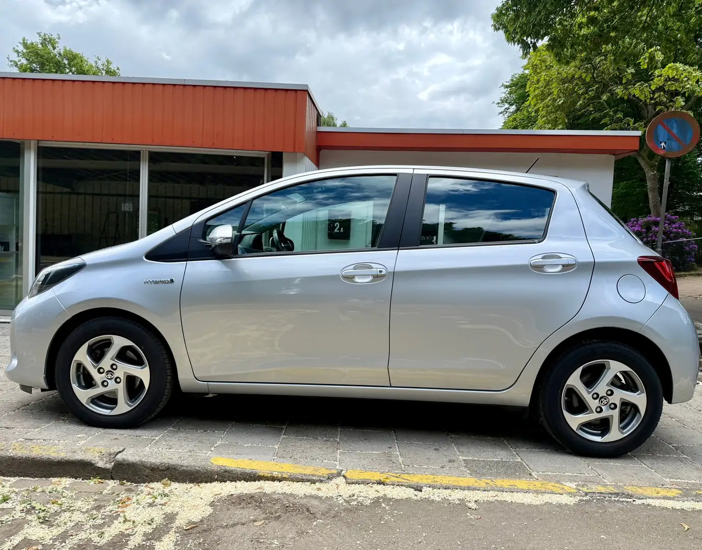 Toyota Yaris 1.5 Hybrid Aspiration AUTOMAAT / Airco / LMV / Cru Grijs - 2