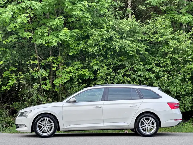 Skoda Superb view 6