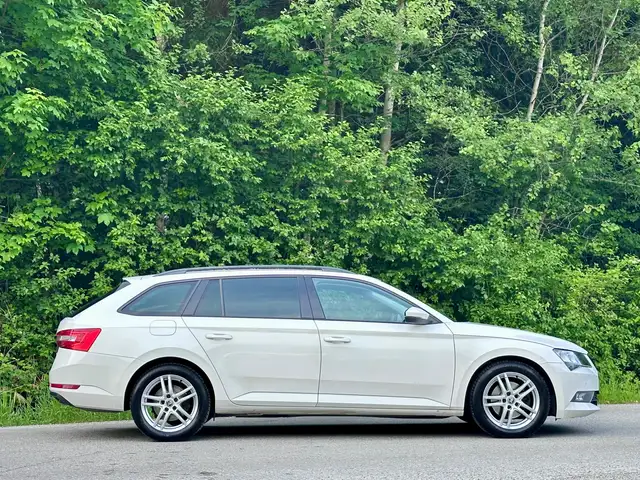 Skoda Superb view 3
