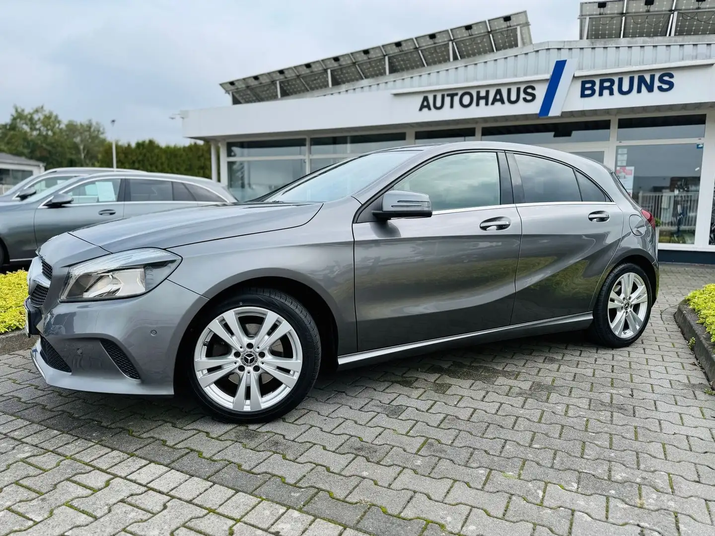 Mercedes-Benz A 180 URBAN PTS, SHZ, Navi, Totwinkel, Tempomat, Media Gris - 2
