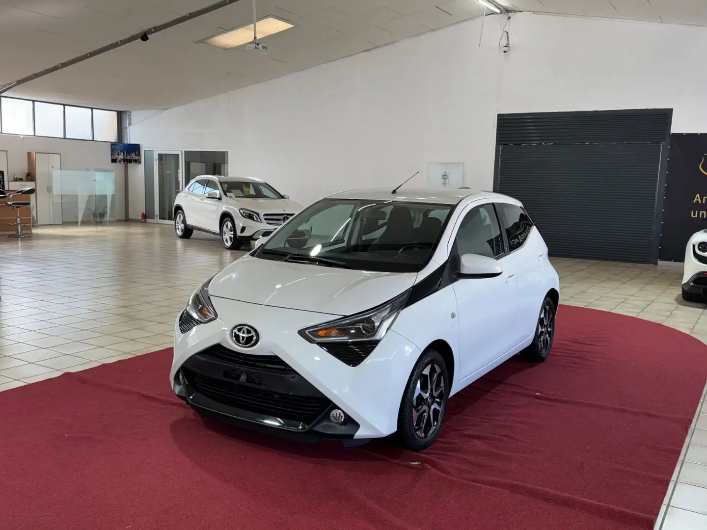 Toyota Aygo AYGO x-play Aut Biały - 1
