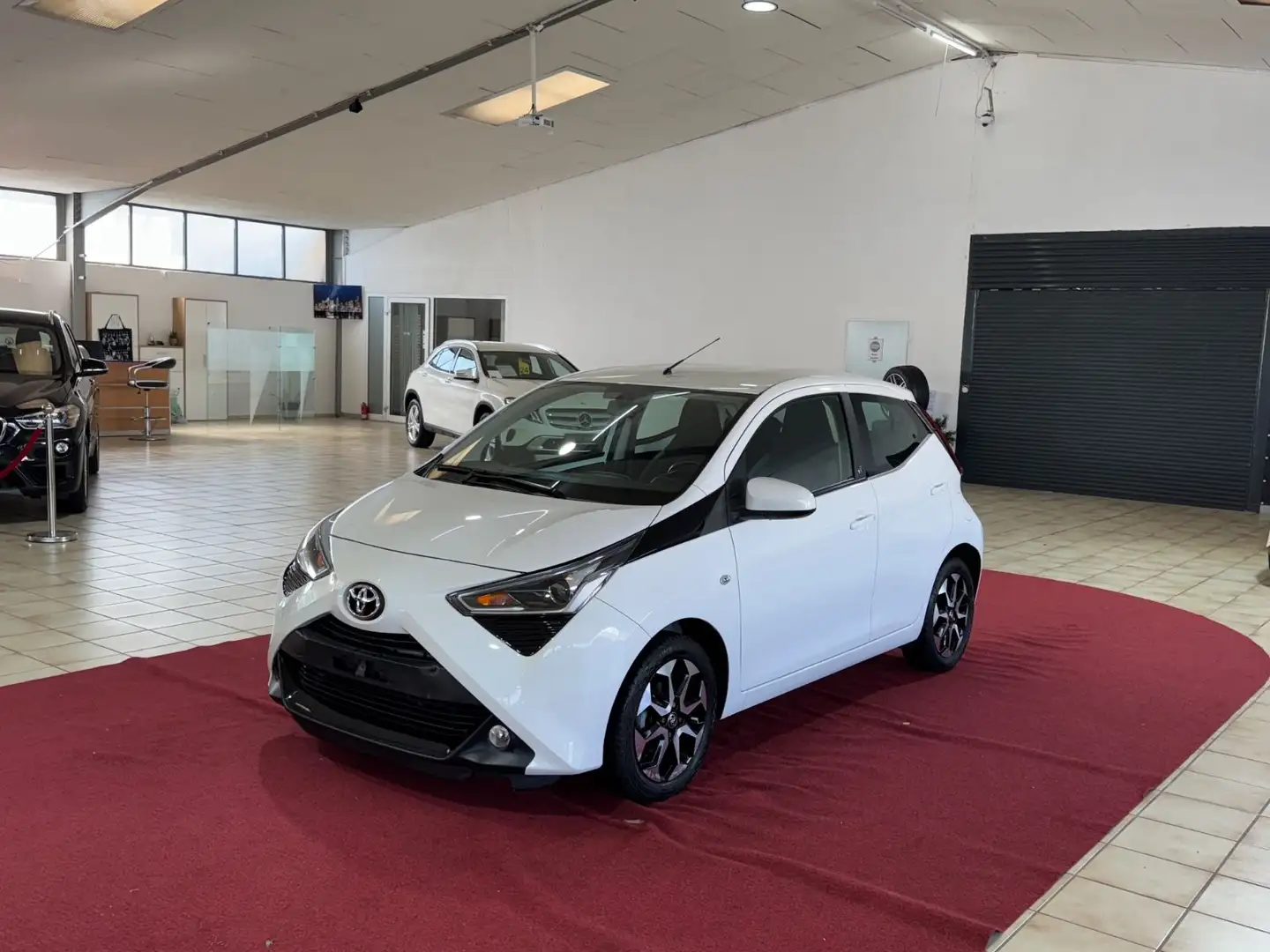 Toyota Aygo AYGO x-play Aut Biały - 2