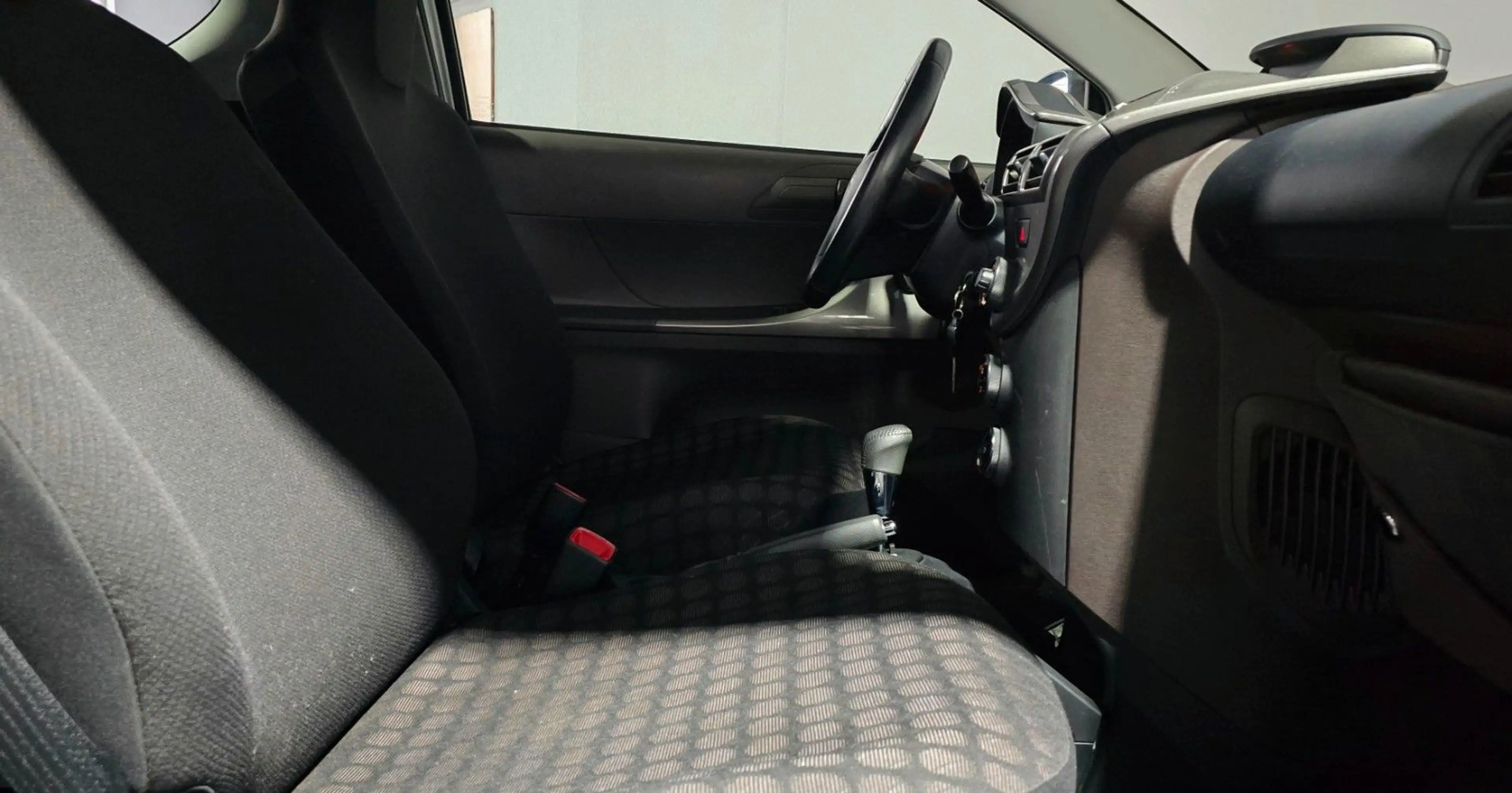 Toyota iQ iQ 1,0*AUTOMATIK*ERST-37TKM*KLIMA*E-FENSTER — photo 10